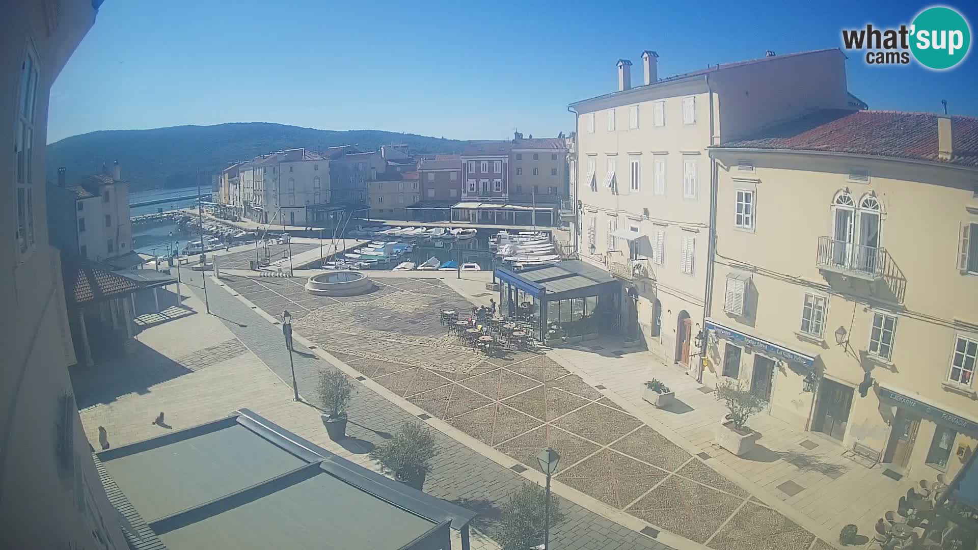 Cámara en vivo ciudad de Cres – plaza principal y “mandrač” – isla de Cres – Croacia