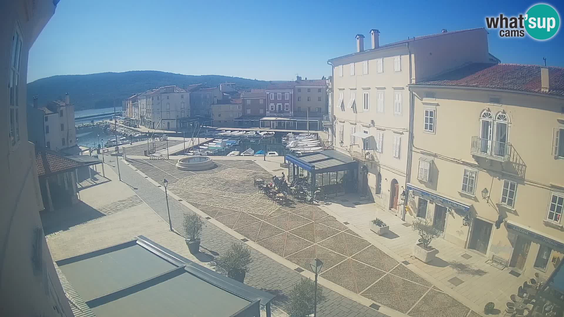 LIVE cam Cres city – place principale et “mandrač” – île de Cres – Croatie