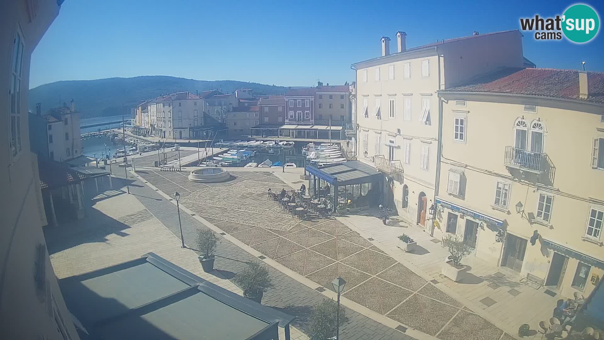 Kamera v ŽIVO Cres mesto – glavni trg in “mandrač” – otok Cres – Hrvaška