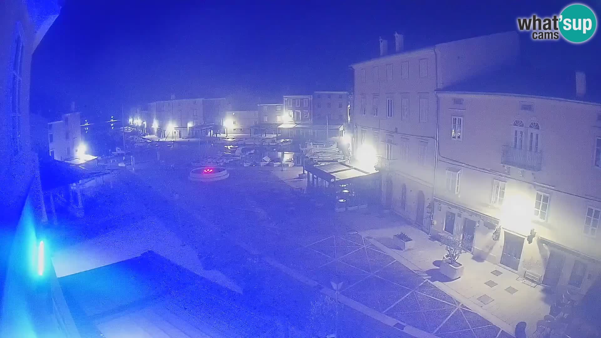 Web kamera Grad Cres – glavni trg i “mandrač” – otok Cres