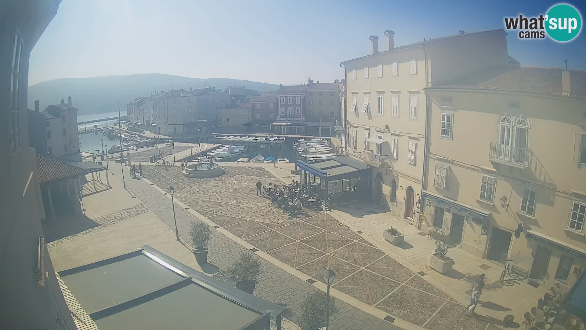 V ŽIVO spletna kamera Cres mesto – glavni trg in “mandrač” – otok Cres – Hrvaška