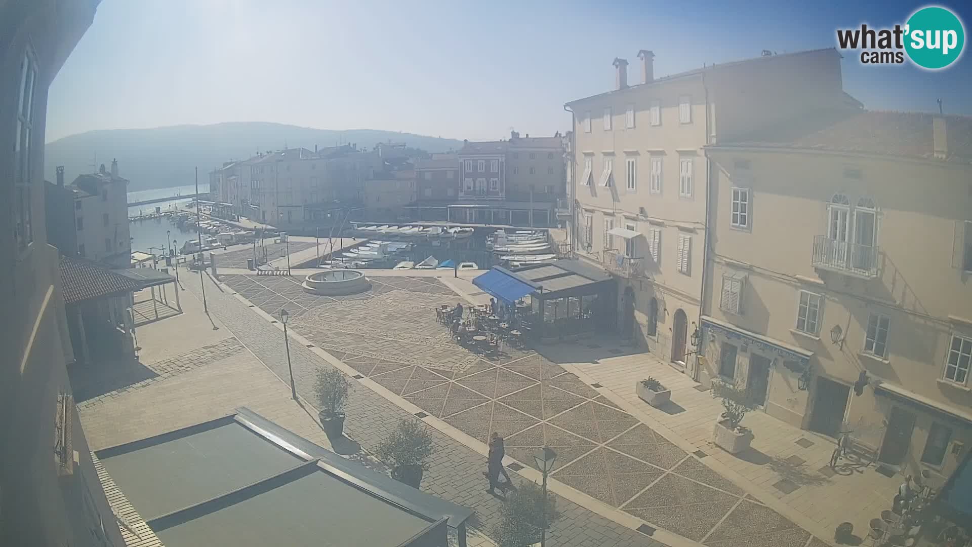 LIVE cam Cres city – place principale et “mandrač” – île de Cres – Croatie