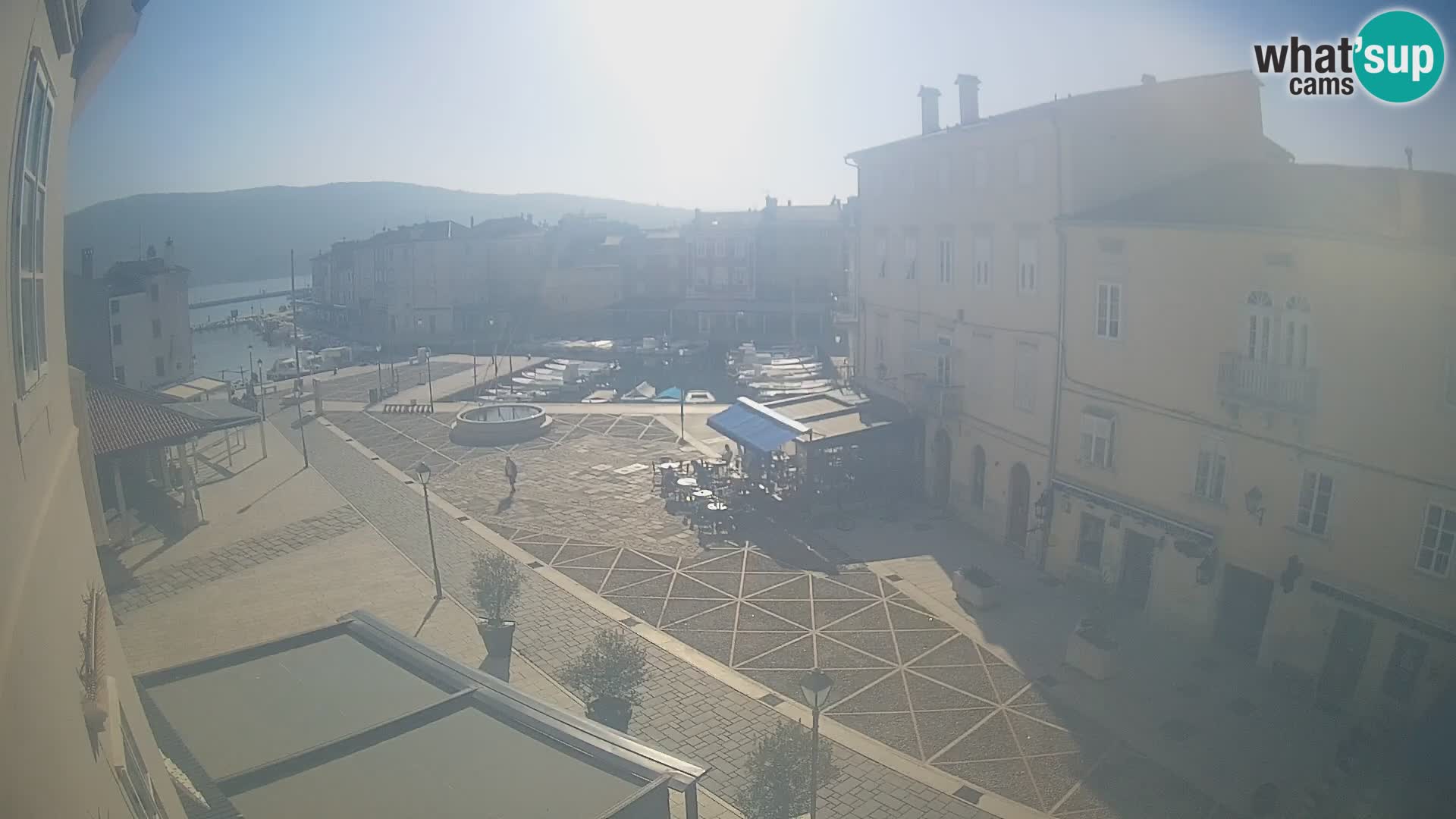 LIVE cam Cres city – place principale et “mandrač” – île de Cres – Croatie