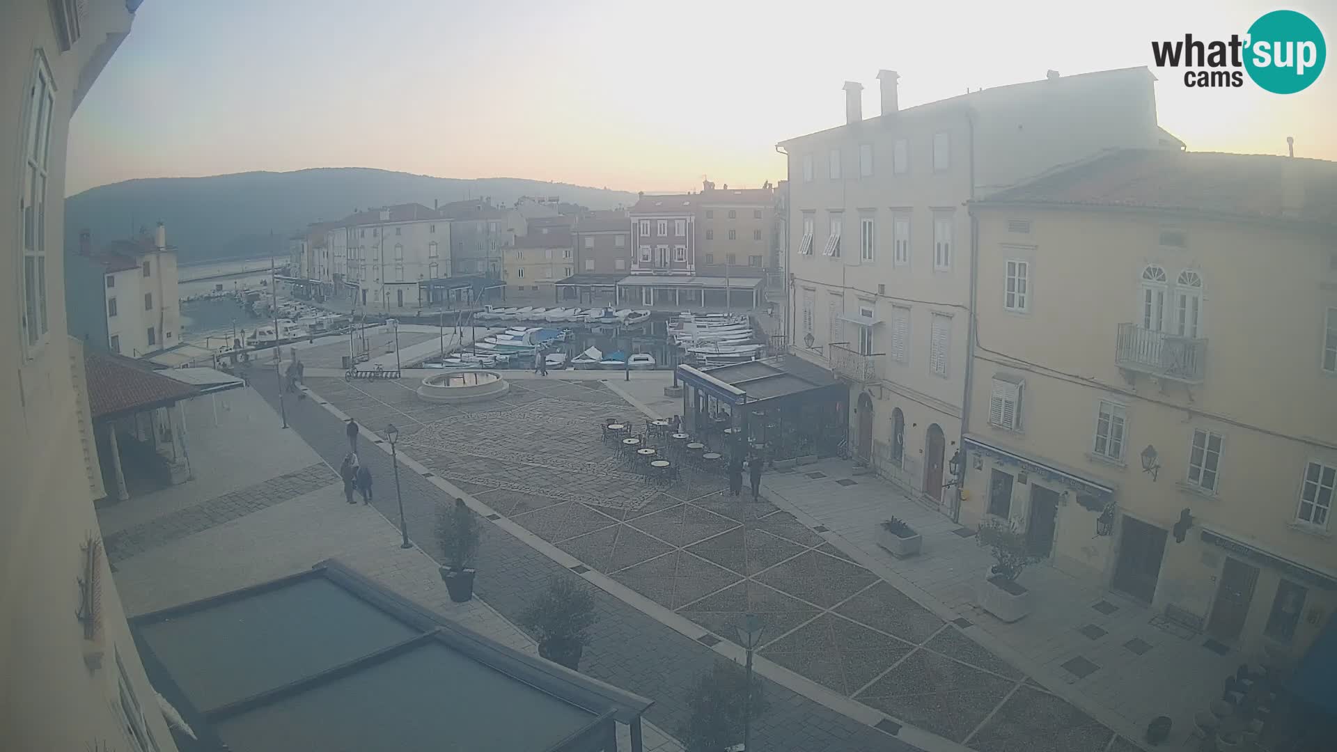 LIVE cam Cres city – place principale et “mandrač” – île de Cres – Croatie