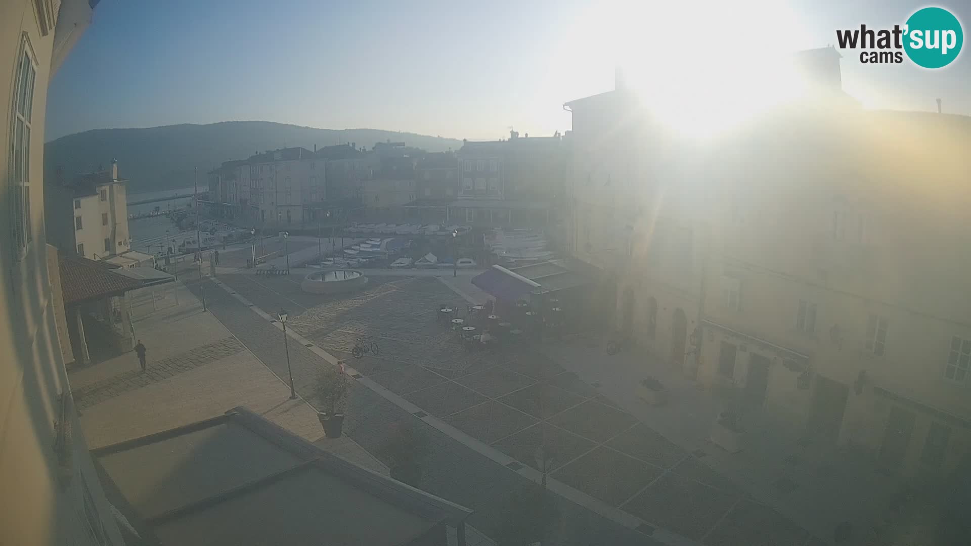 Web kamera Grad Cres – glavni trg i “mandrač” – otok Cres