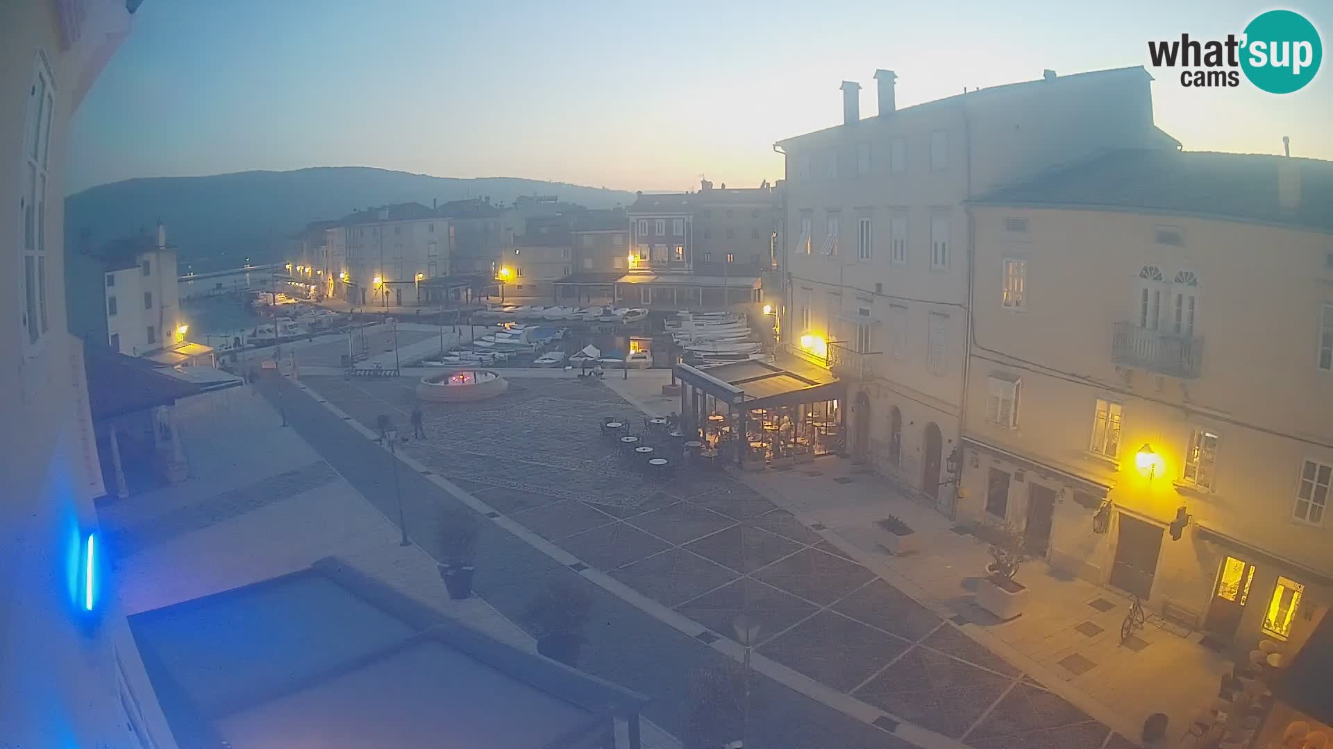 V ŽIVO spletna kamera Cres mesto – glavni trg in “mandrač” – otok Cres – Hrvaška