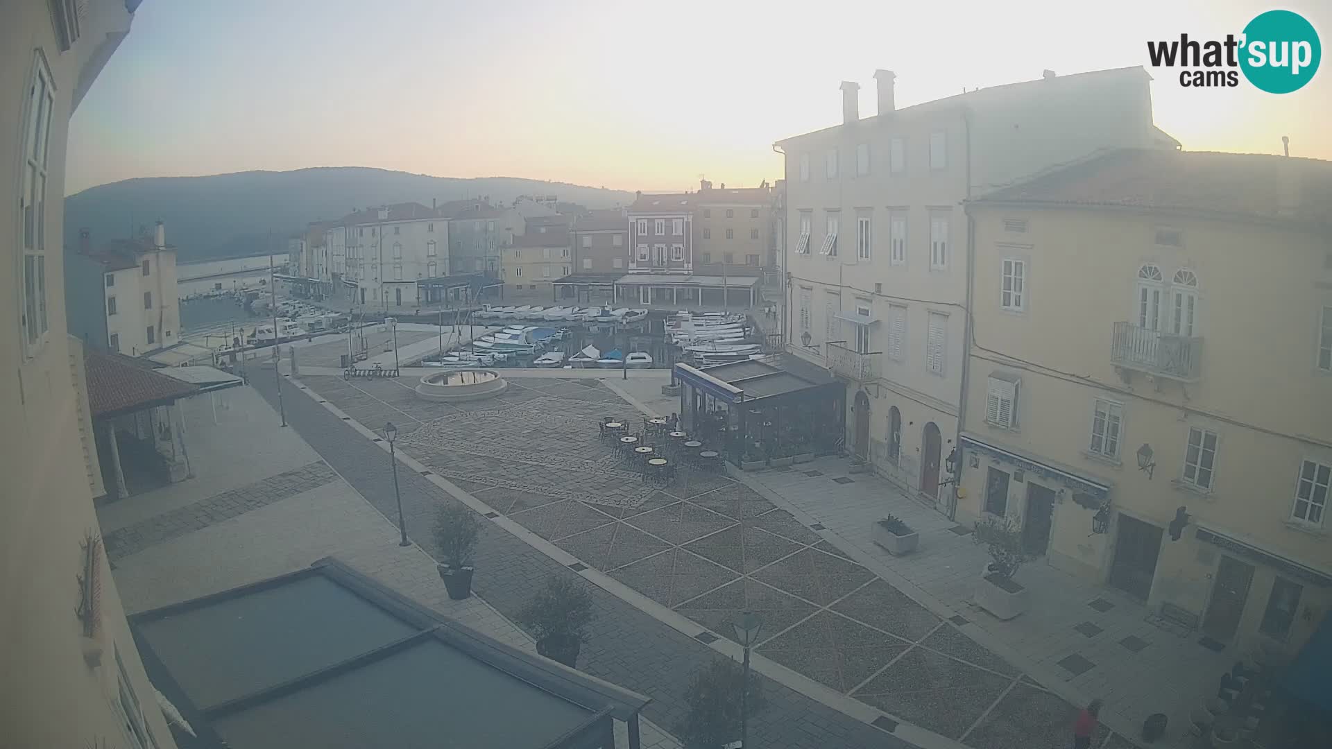 Kamera v ŽIVO Cres mesto – glavni trg in “mandrač” – otok Cres – Hrvaška