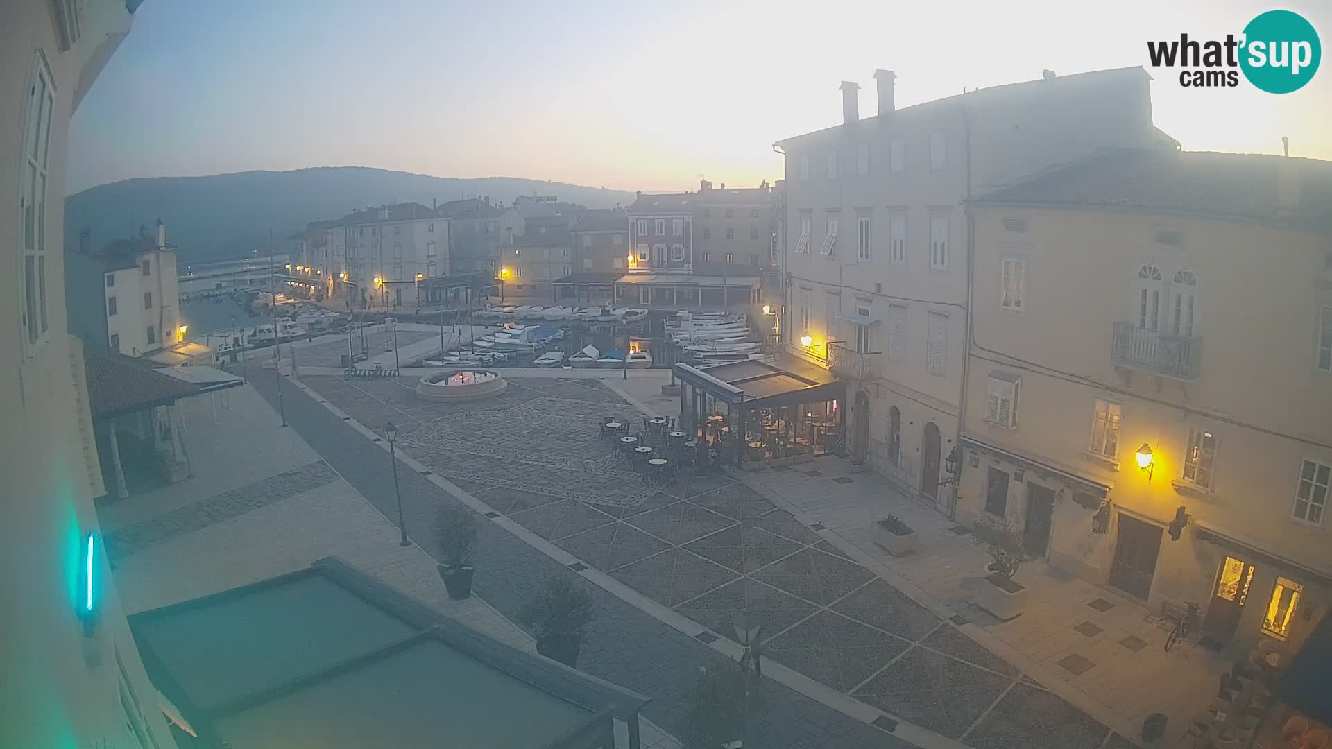 LIVE cam Cres città – piazza principale e “mandrač” – isola di Cherso – Croazia