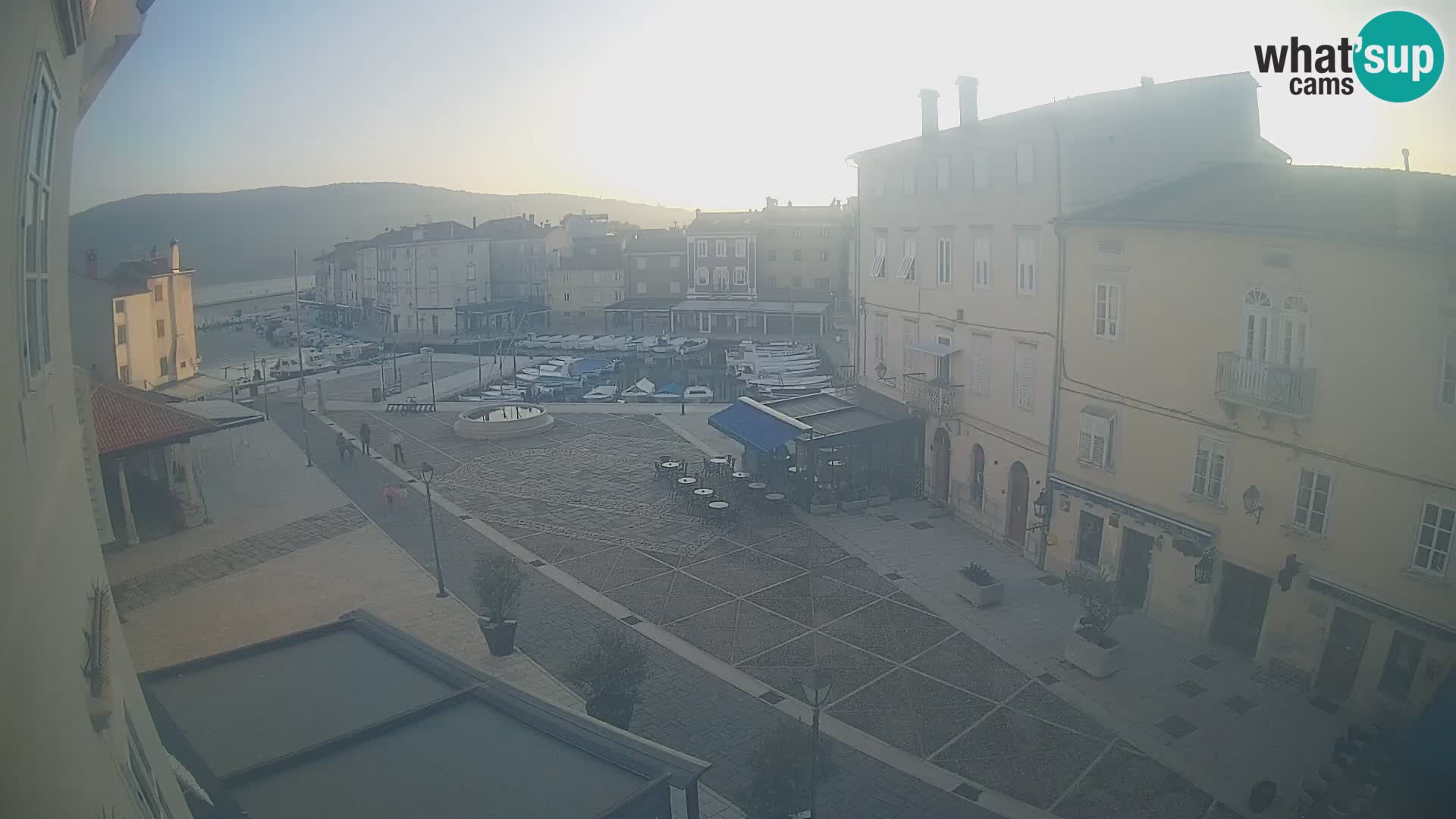 Web kamera Grad Cres – glavni trg i “mandrač” – otok Cres