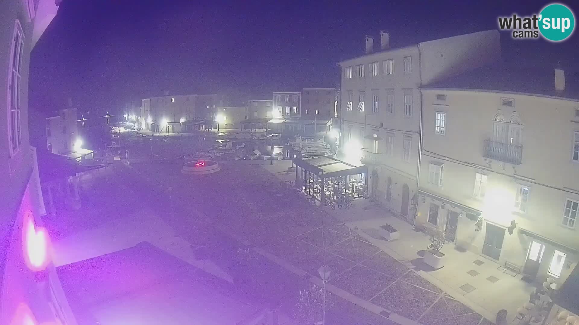 Web kamera Grad Cres – glavni trg i “mandrač” – otok Cres