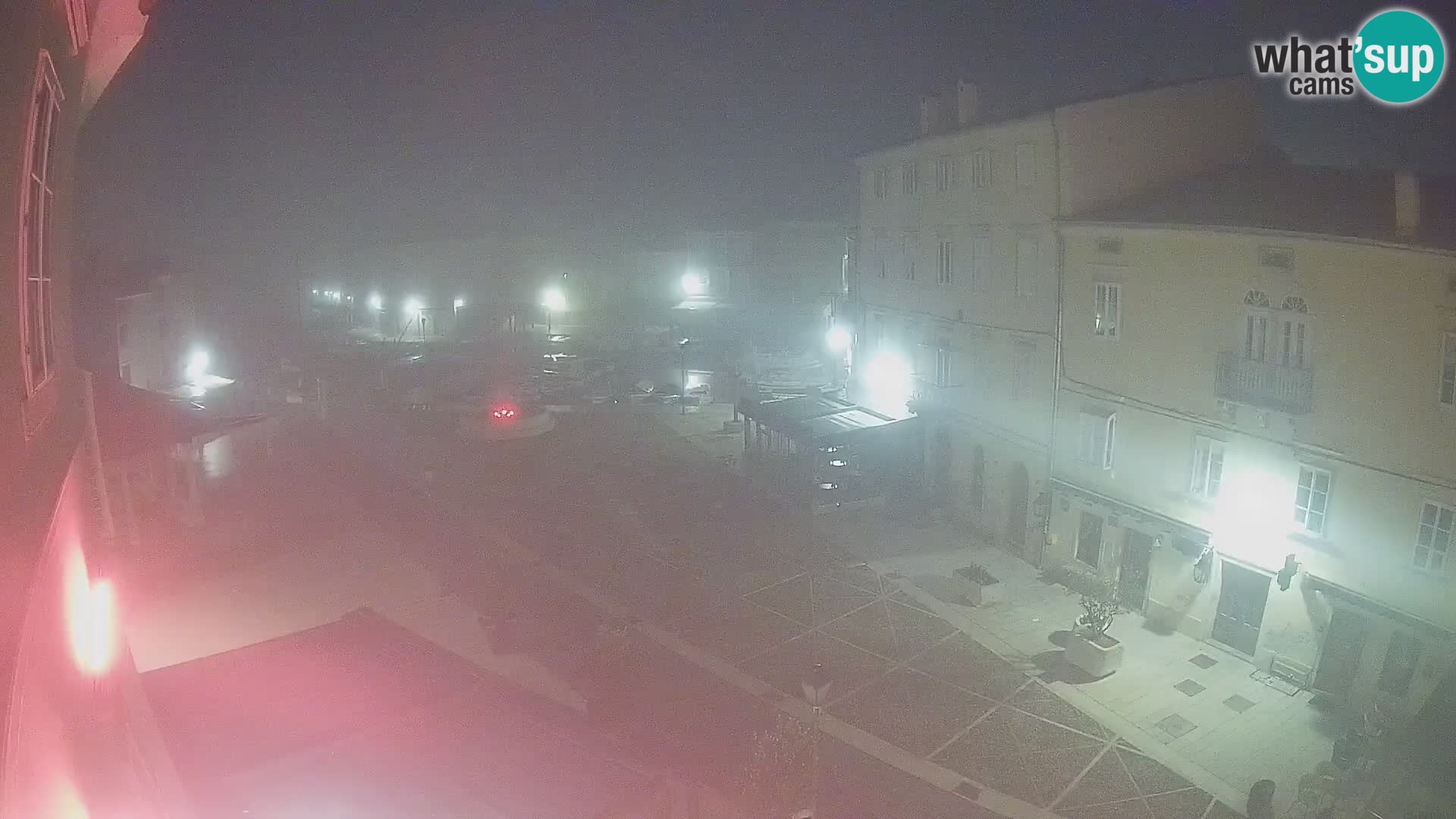 V ŽIVO spletna kamera Cres mesto – glavni trg in “mandrač” – otok Cres – Hrvaška