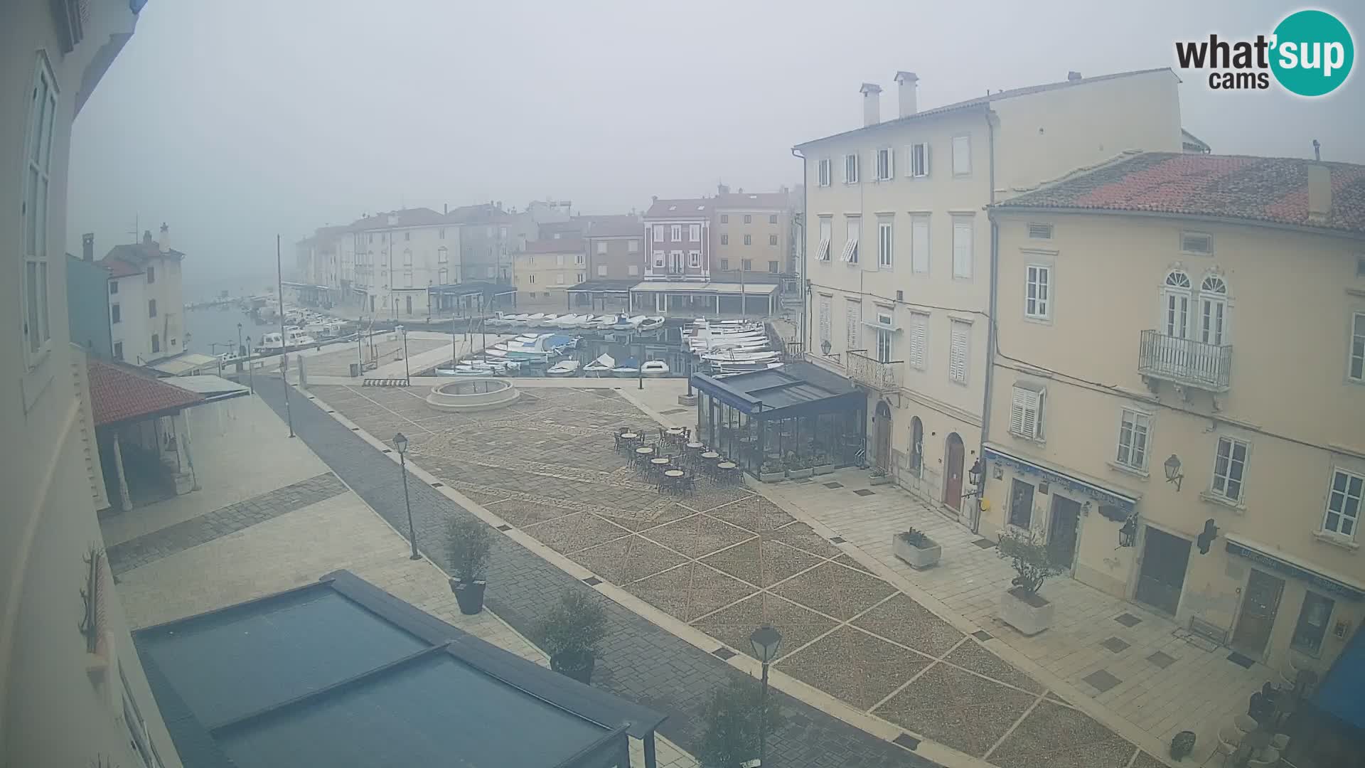 Web kamera Grad Cres – glavni trg i “mandrač” – otok Cres