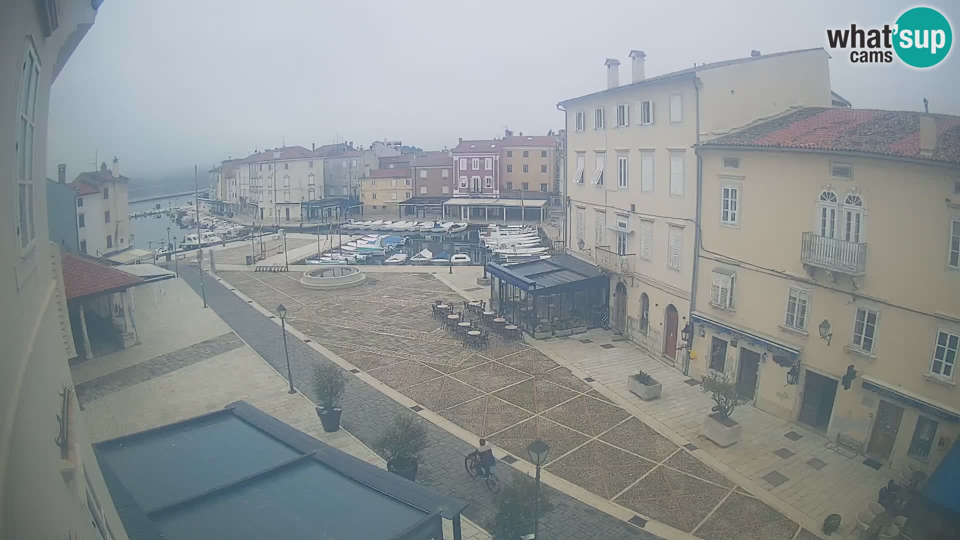 Kamera v ŽIVO Cres mesto – glavni trg in “mandrač” – otok Cres – Hrvaška