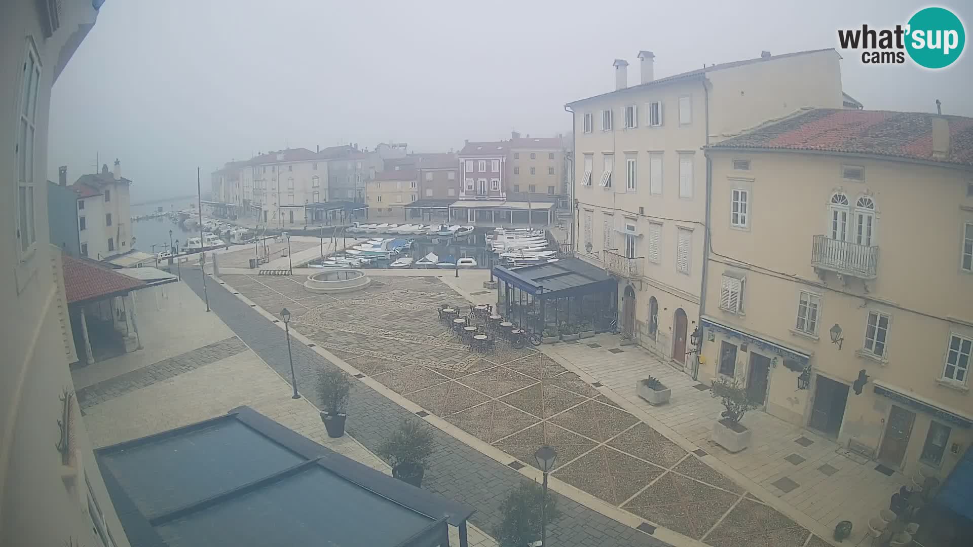 Web kamera Grad Cres – glavni trg i “mandrač” – otok Cres