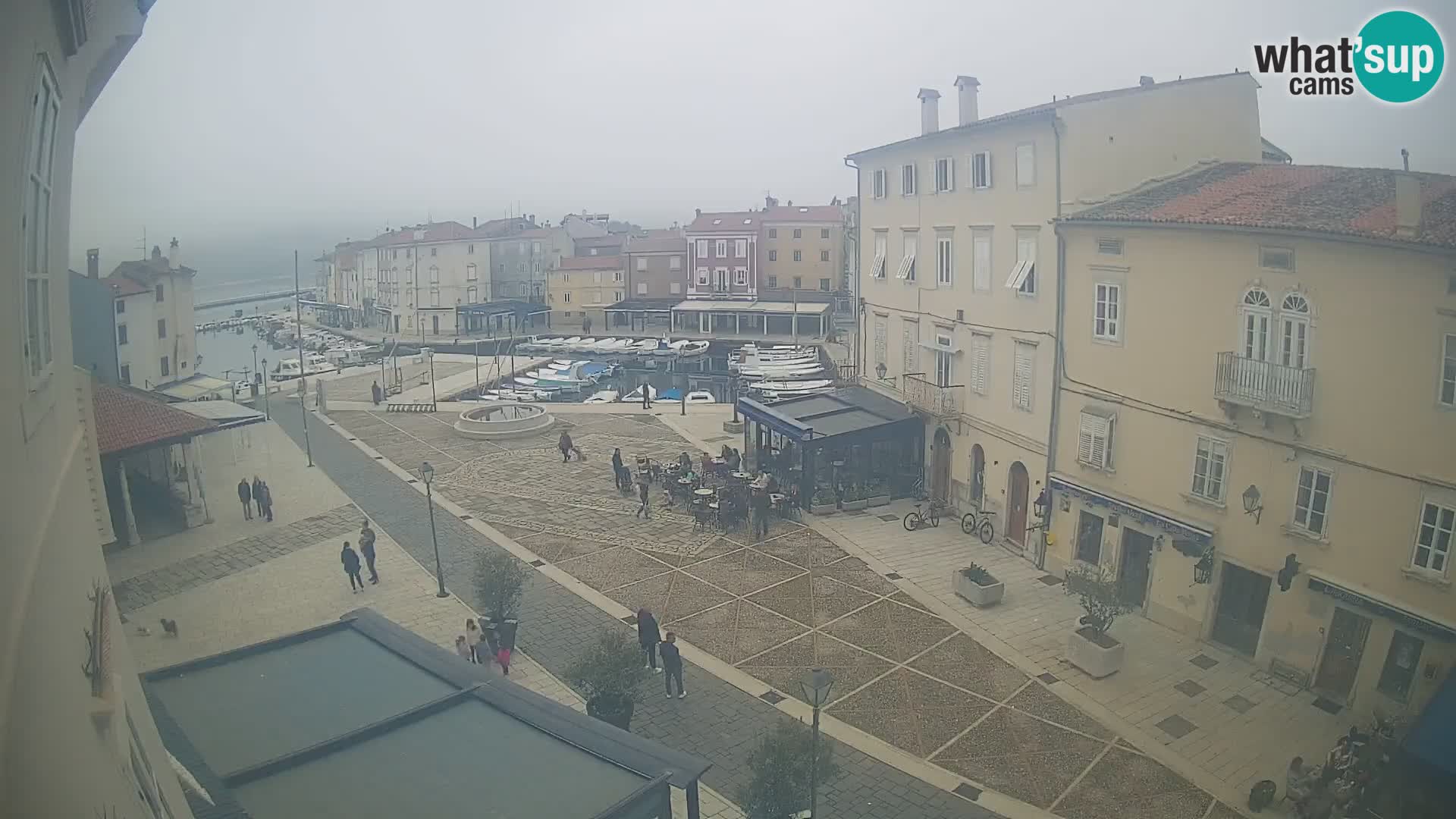 Web kamera Grad Cres – glavni trg i “mandrač” – otok Cres