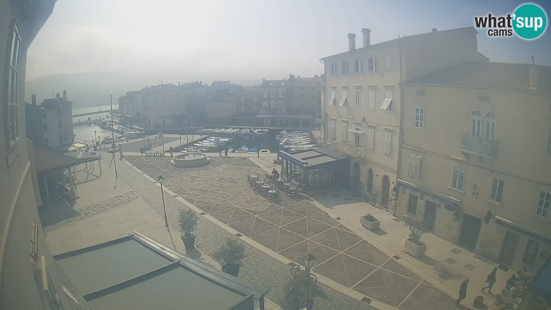 Web kamera Grad Cres – glavni trg i “mandrač” – otok Cres