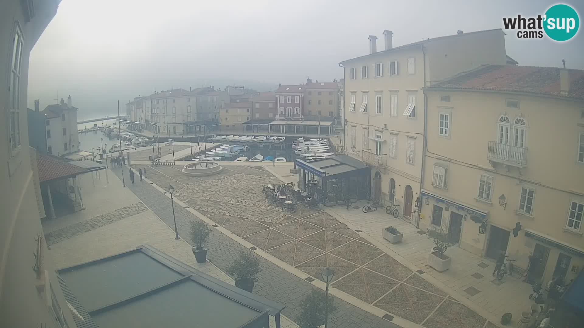 Kamera v ŽIVO Cres mesto – glavni trg in “mandrač” – otok Cres – Hrvaška