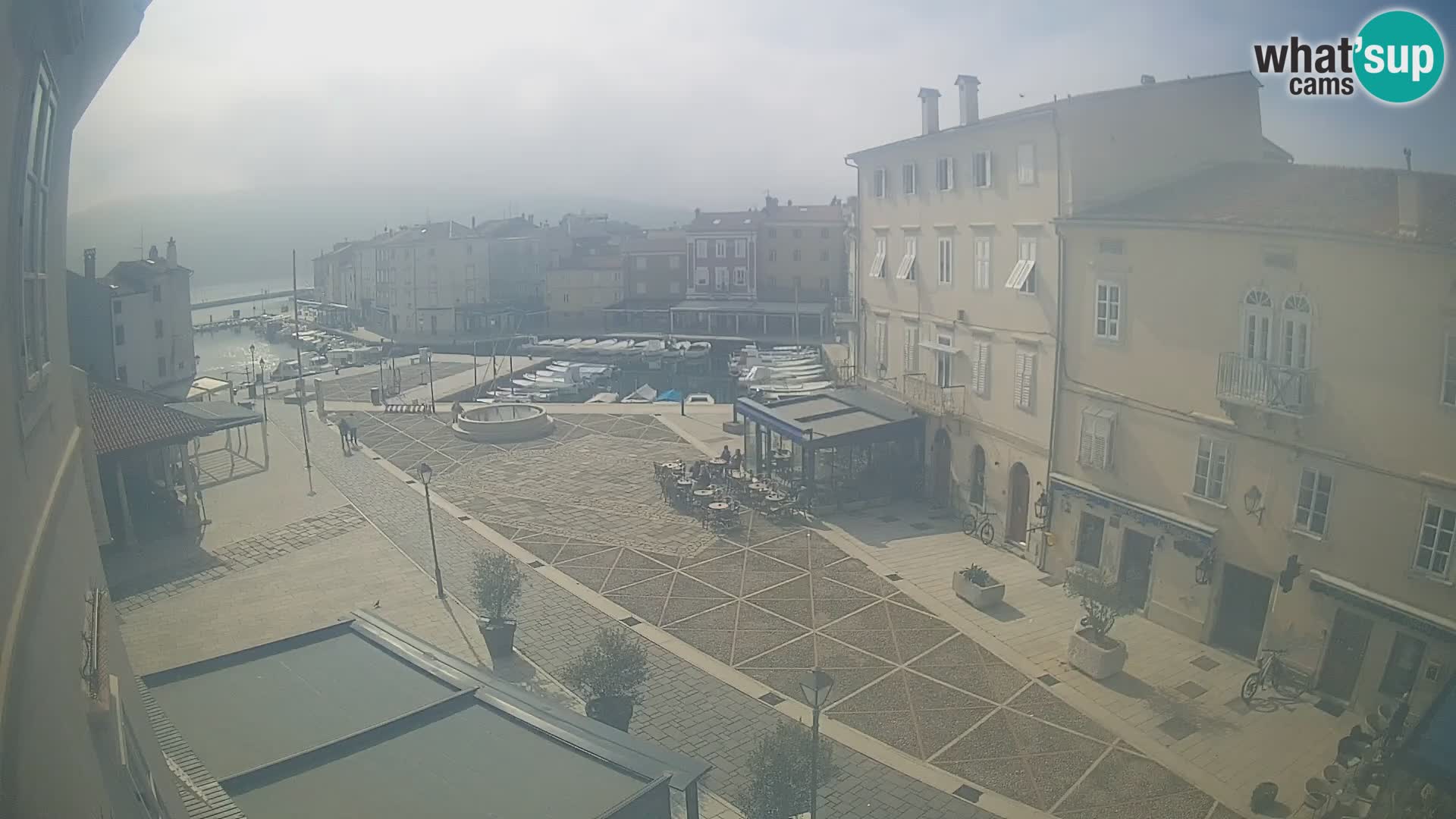 V ŽIVO spletna kamera Cres mesto – glavni trg in “mandrač” – otok Cres – Hrvaška