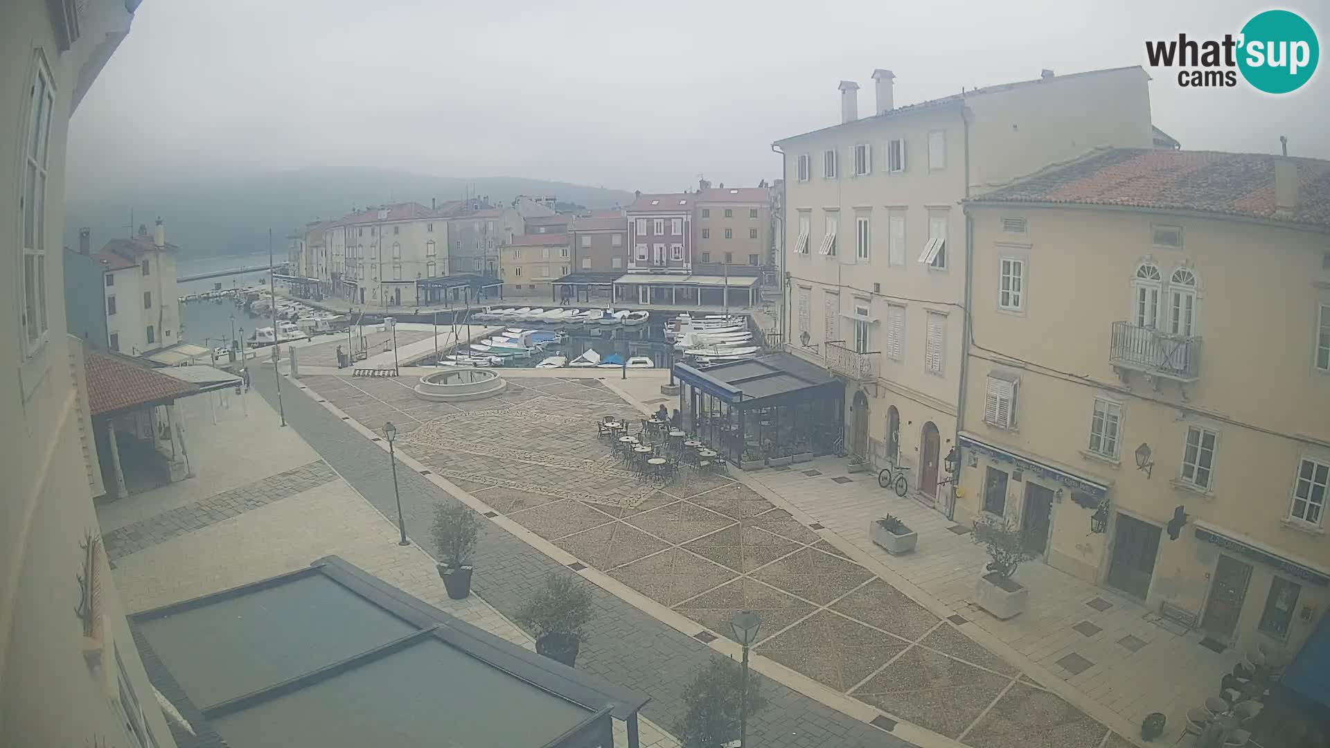 LIVE cam Cres city – place principale et « mandrač » – île de Cres – Croatie