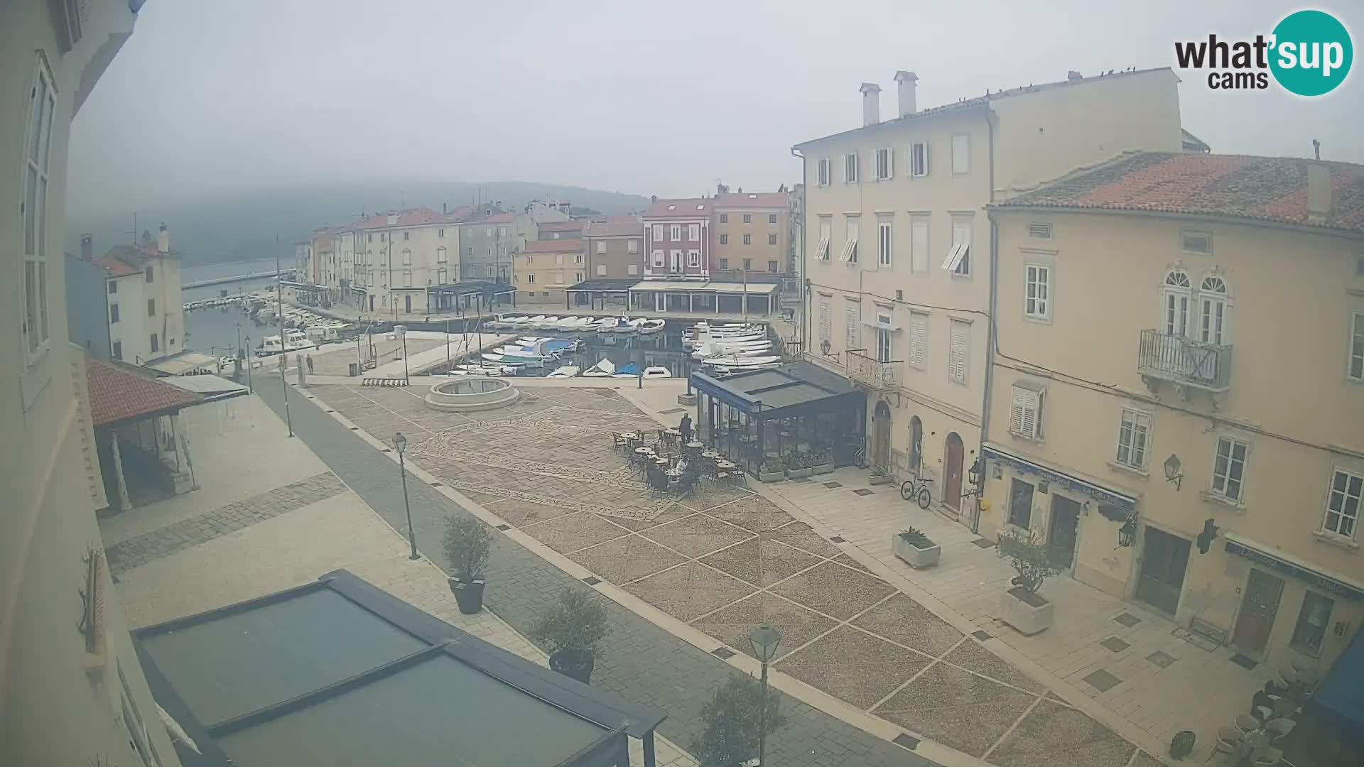 Web kamera Grad Cres – glavni trg i “mandrač” – otok Cres