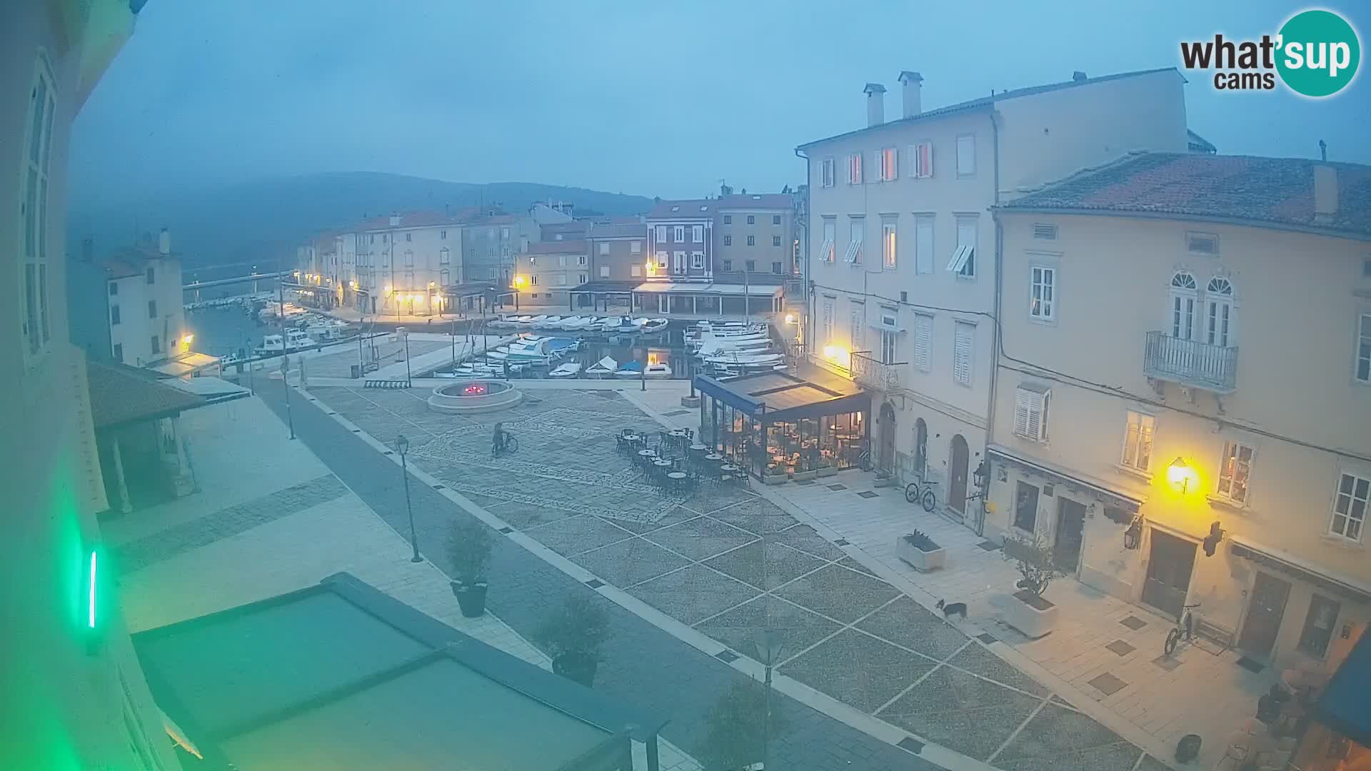 Cámara en vivo ciudad de Cres – plaza principal y “mandrač” – isla de Cres – Croacia