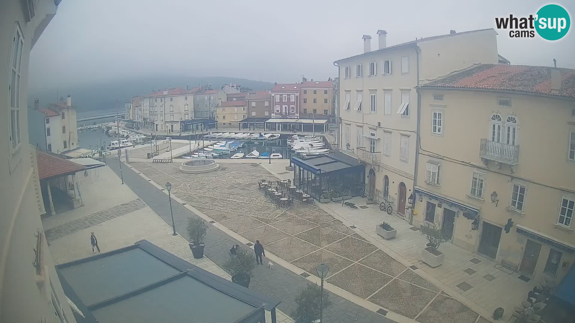 Web kamera Grad Cres – glavni trg i “mandrač” – otok Cres