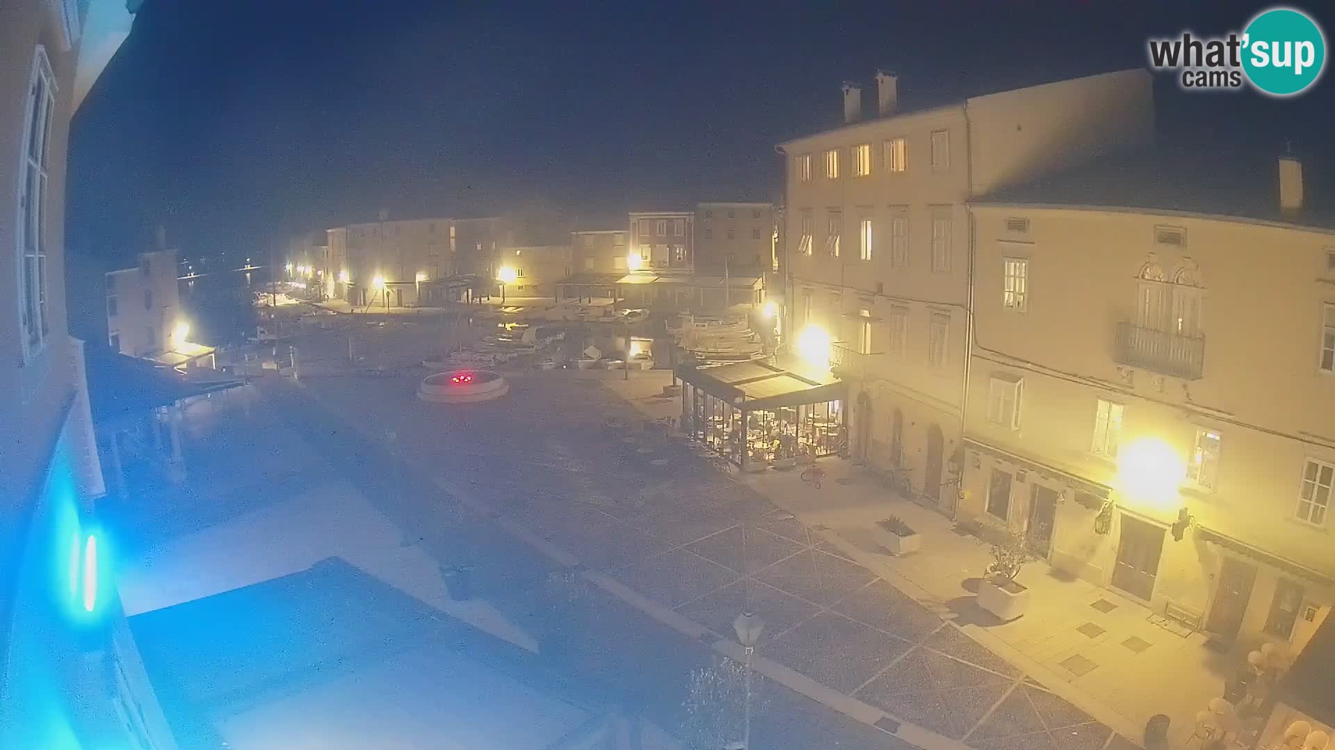 V ŽIVO spletna kamera Cres mesto – glavni trg in “mandrač” – otok Cres – Hrvaška