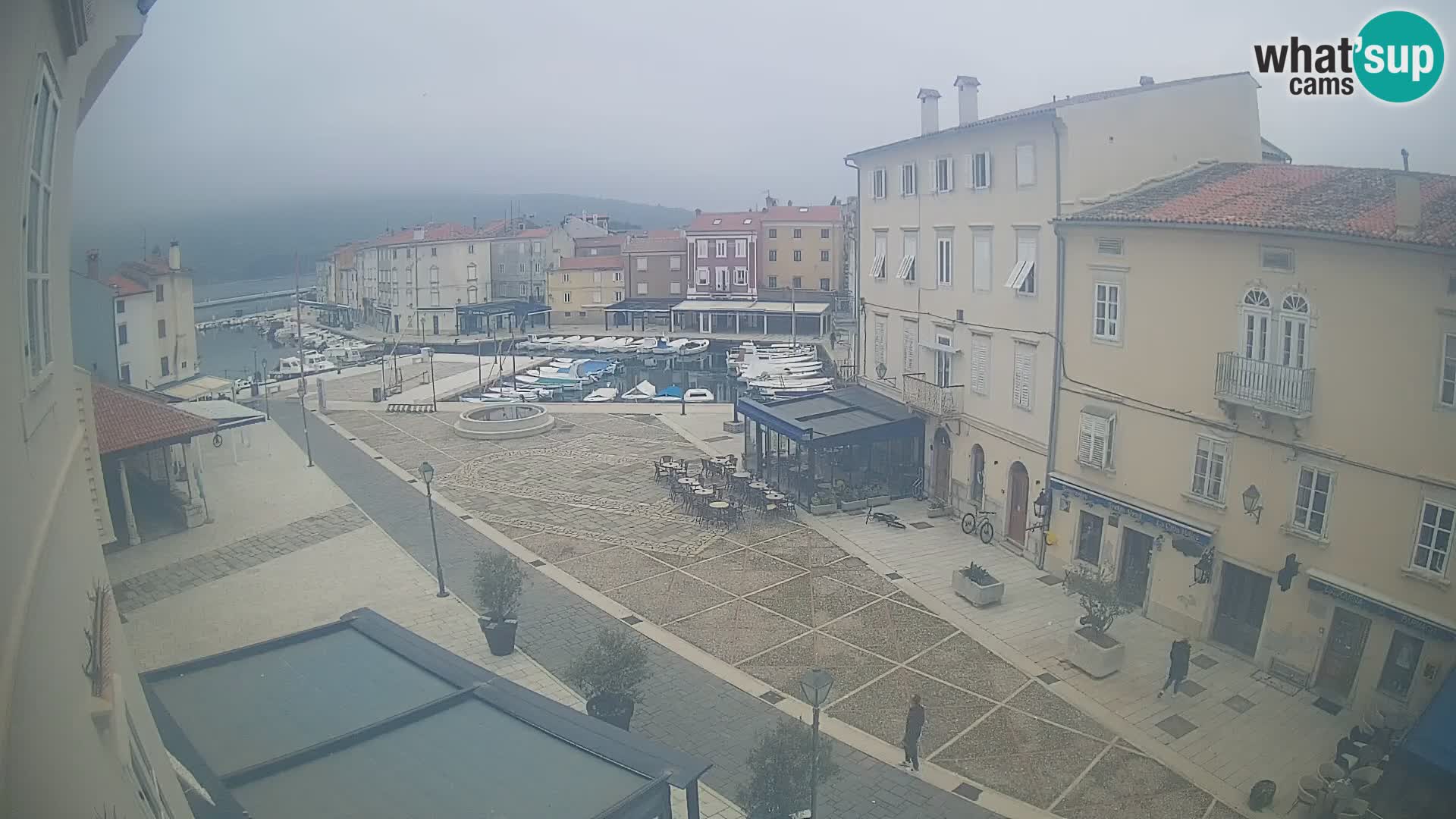 Web kamera Grad Cres – glavni trg i “mandrač” – otok Cres