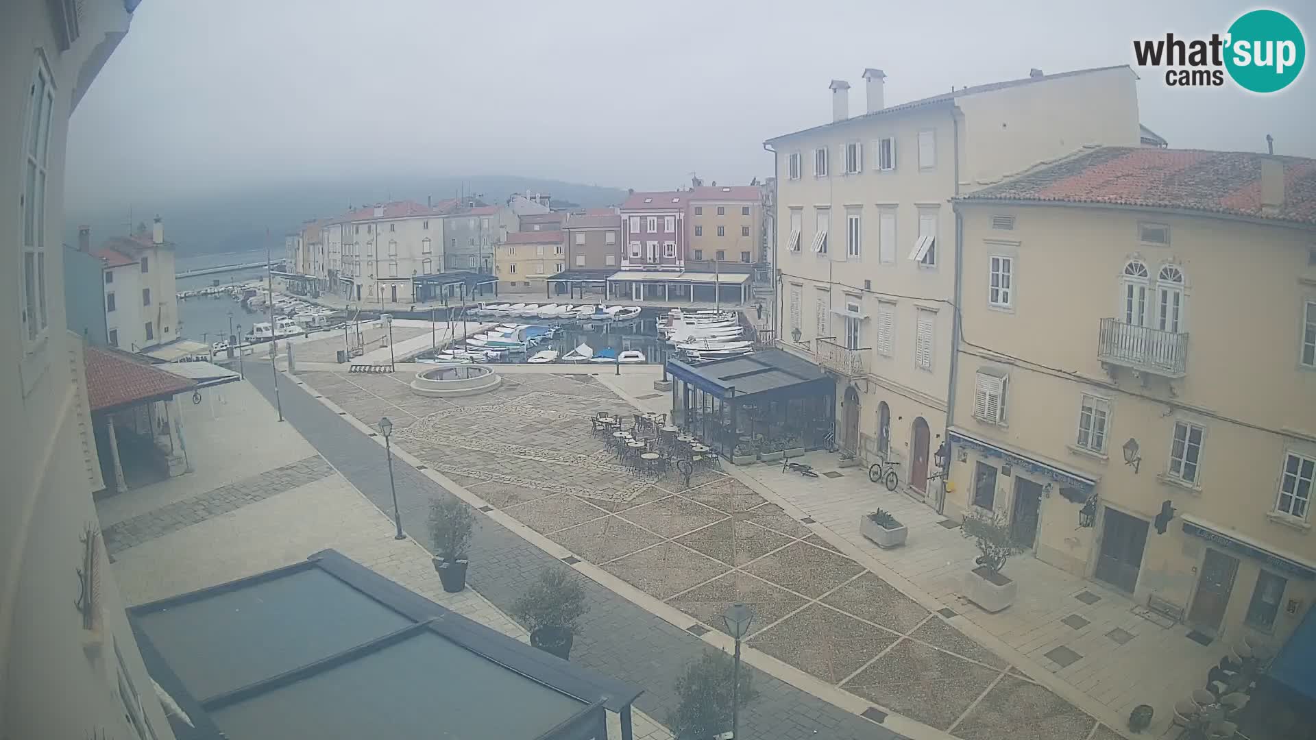 V ŽIVO spletna kamera Cres mesto – glavni trg in “mandrač” – otok Cres – Hrvaška