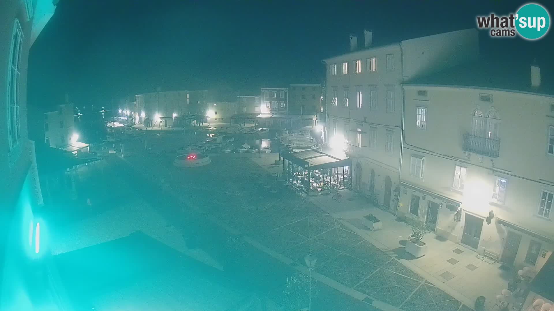 V ŽIVO spletna kamera Cres mesto – glavni trg in “mandrač” – otok Cres – Hrvaška