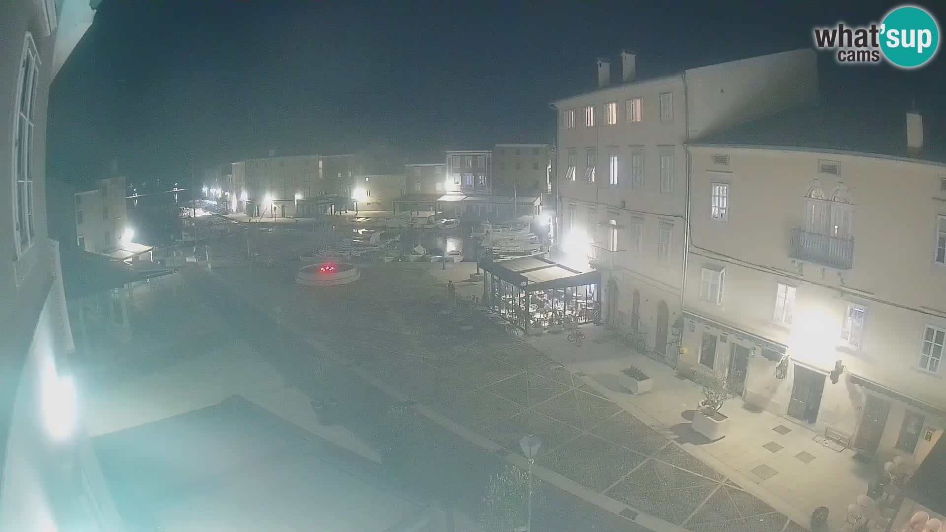 V ŽIVO spletna kamera Cres mesto – glavni trg in “mandrač” – otok Cres – Hrvaška