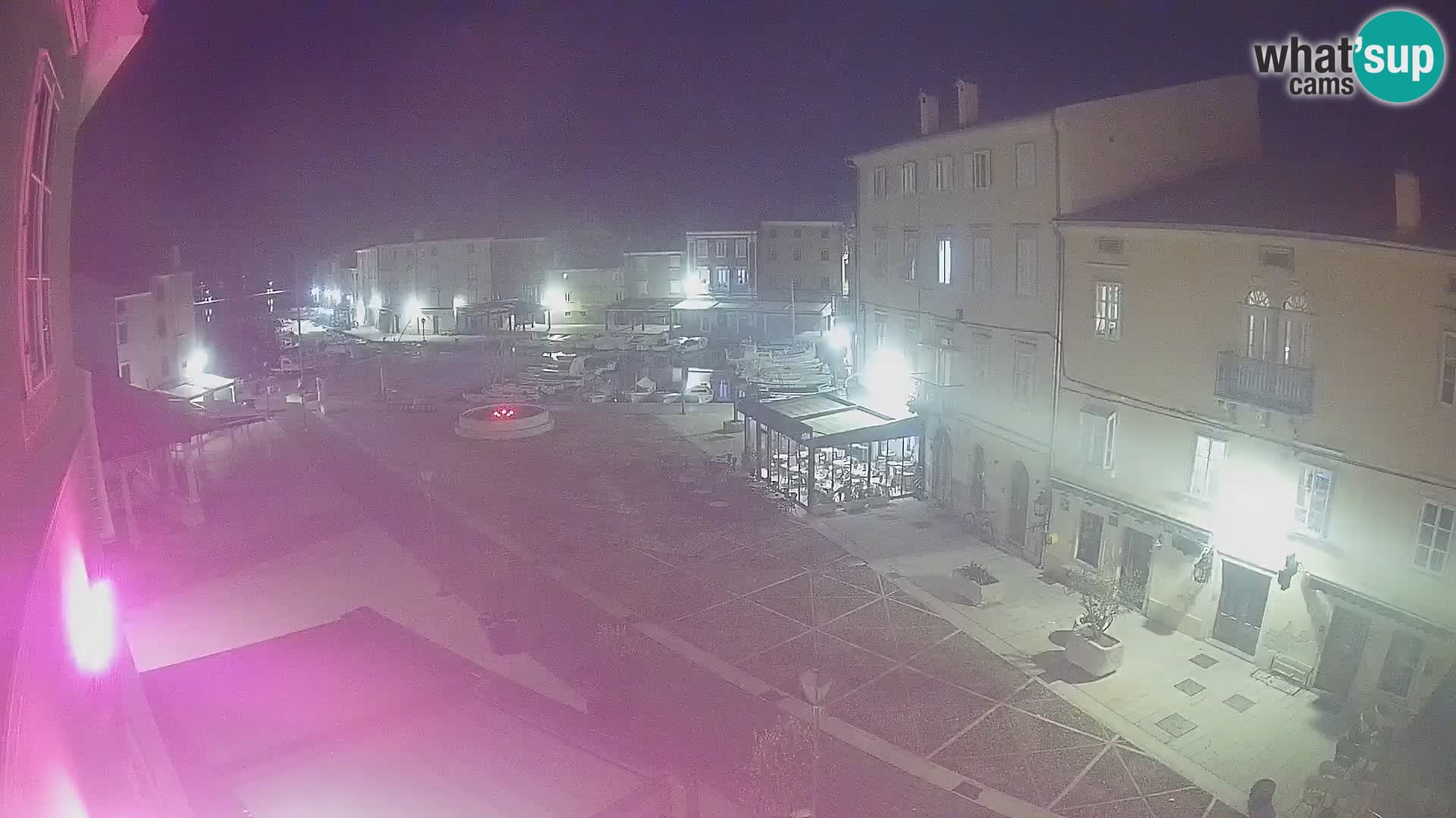 Web kamera Grad Cres – glavni trg i “mandrač” – otok Cres