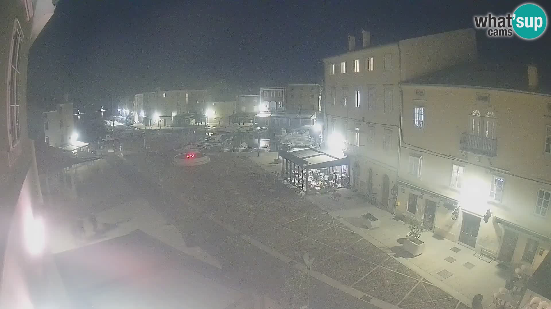 Web kamera Grad Cres – glavni trg i “mandrač” – otok Cres