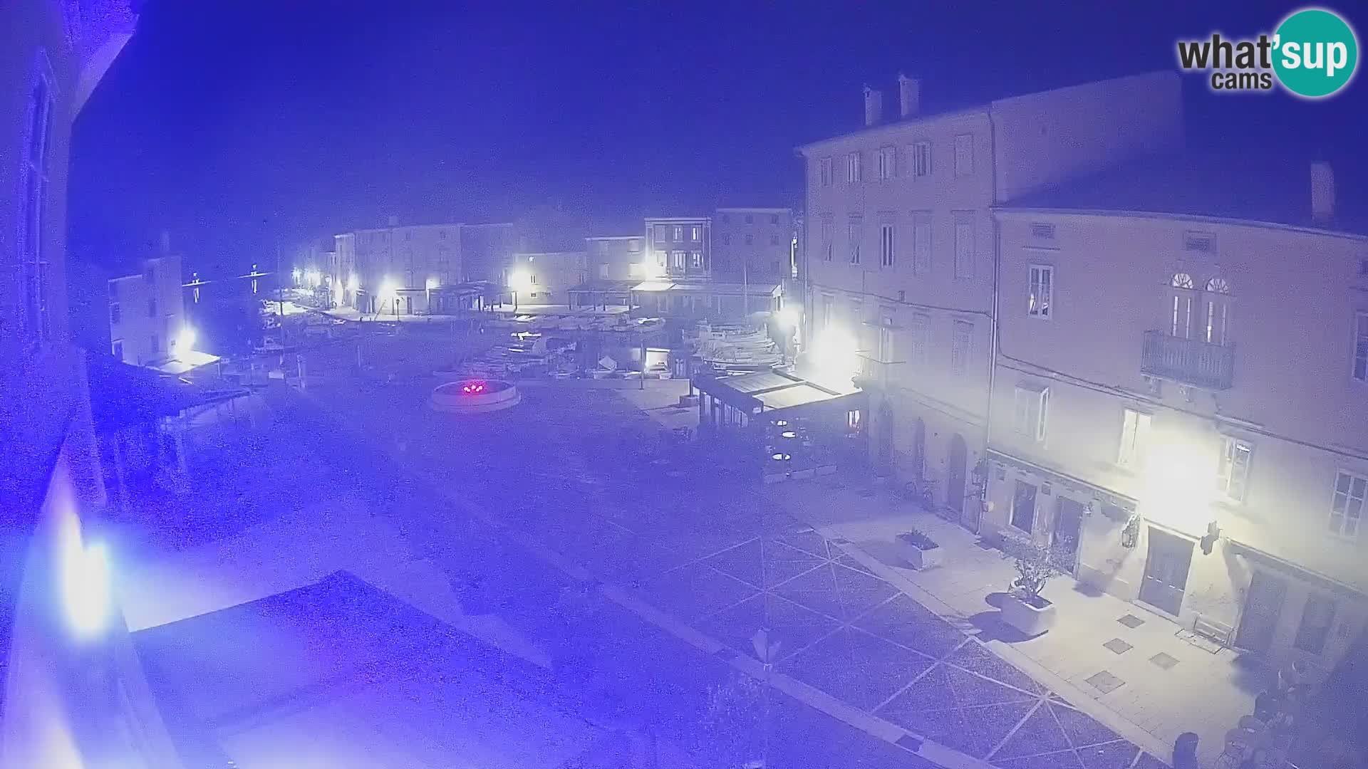 Web kamera Grad Cres – glavni trg i “mandrač” – otok Cres