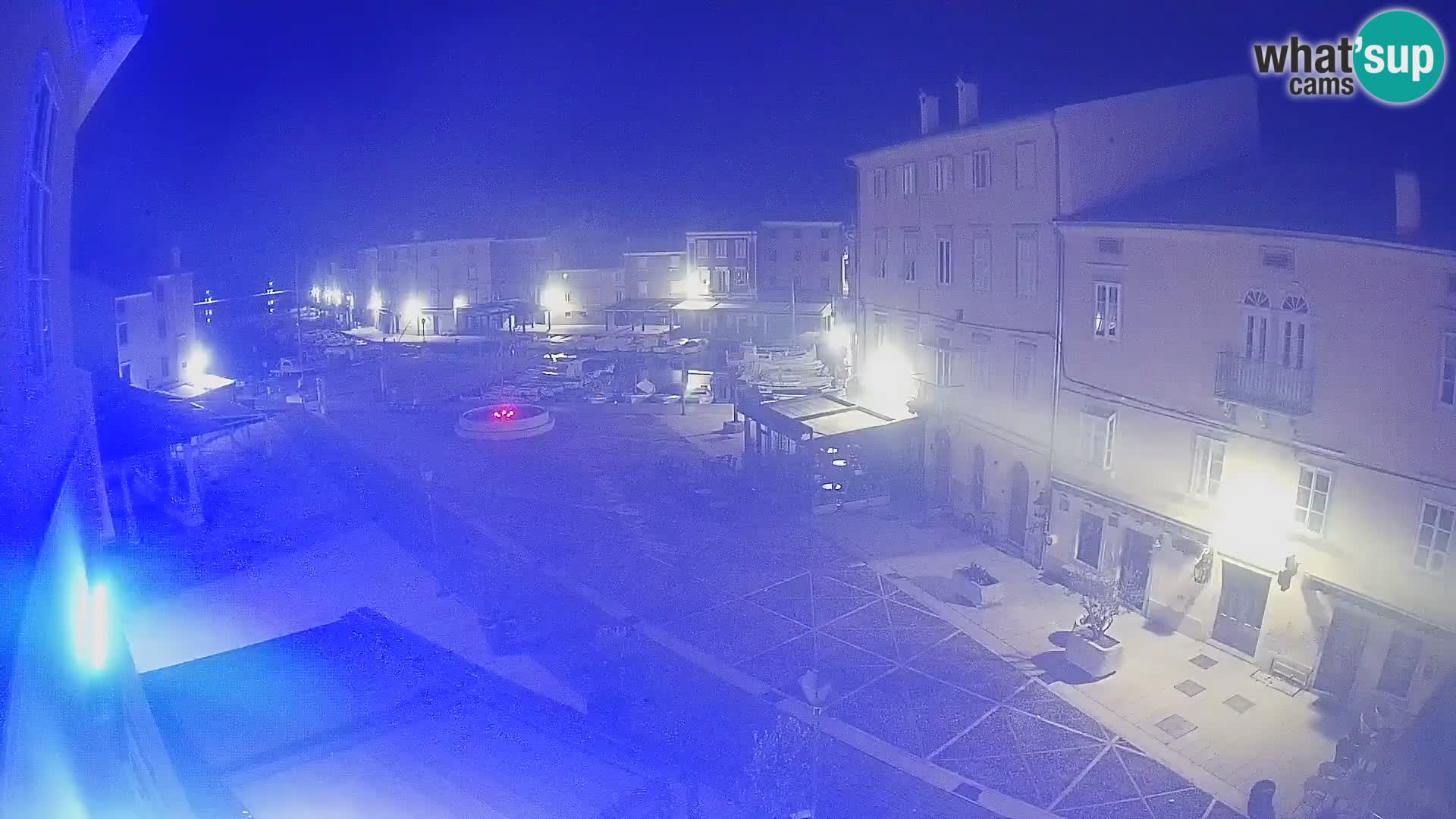 Web kamera Grad Cres – glavni trg i “mandrač” – otok Cres