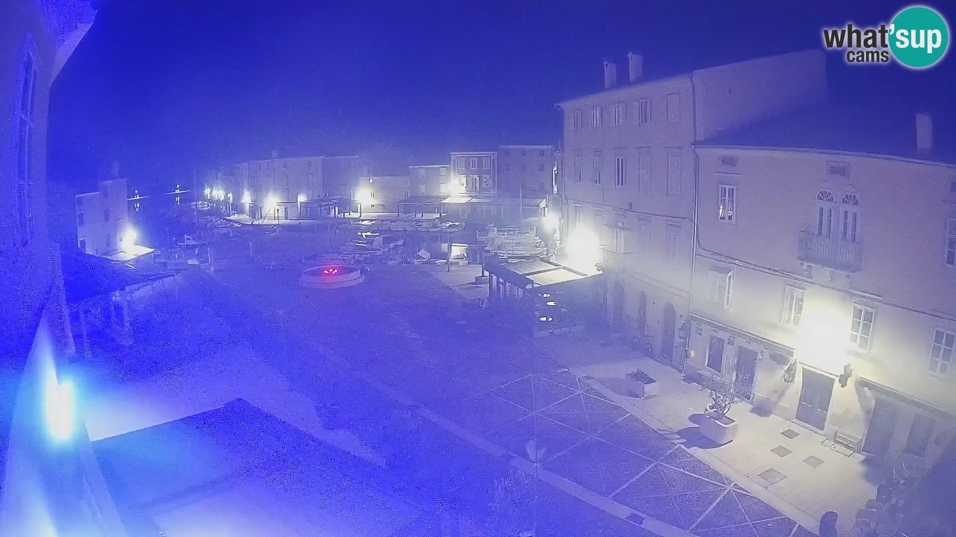 V ŽIVO spletna kamera Cres mesto – glavni trg in “mandrač” – otok Cres – Hrvaška