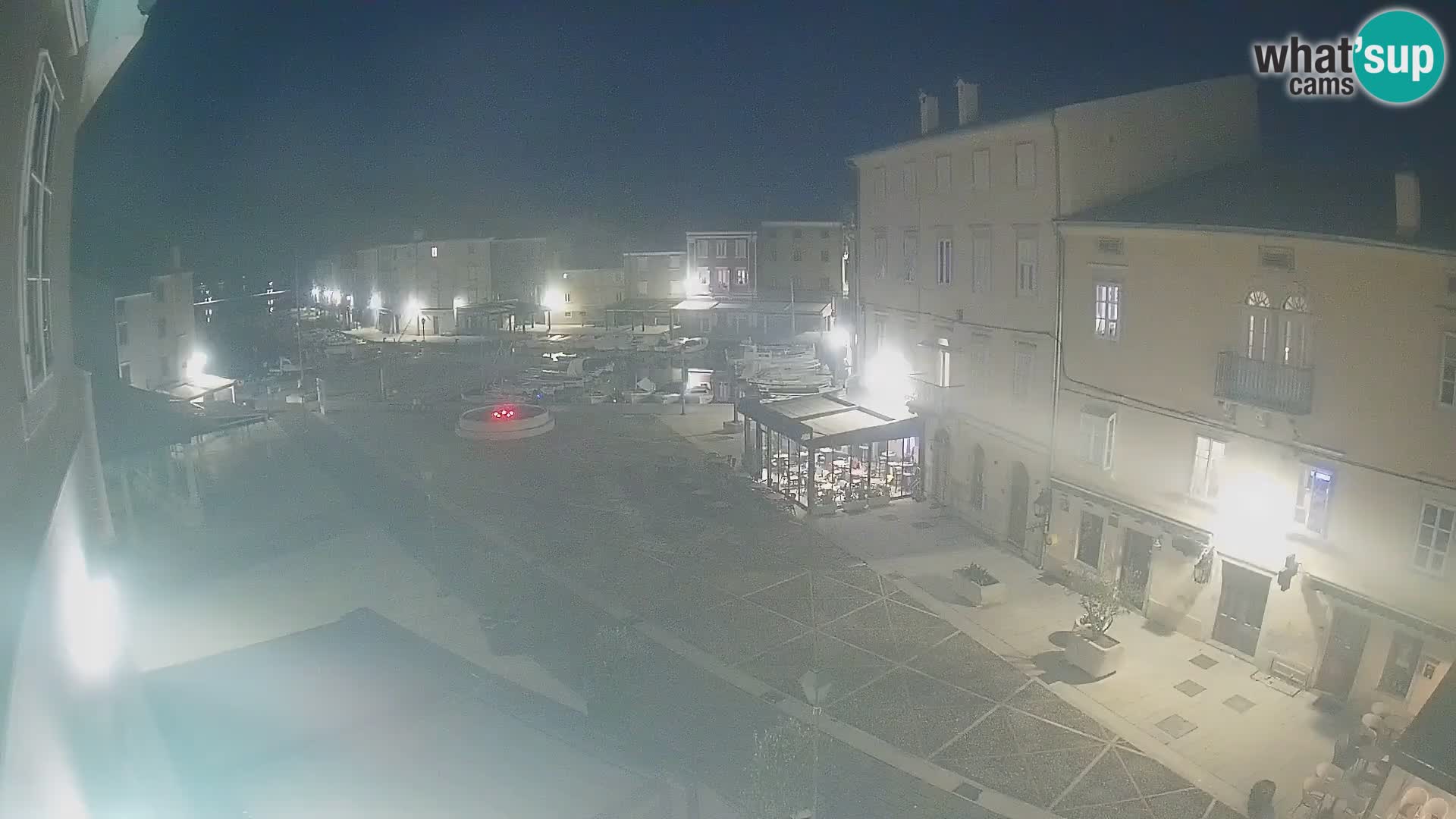 Web kamera Grad Cres – glavni trg i “mandrač” – otok Cres