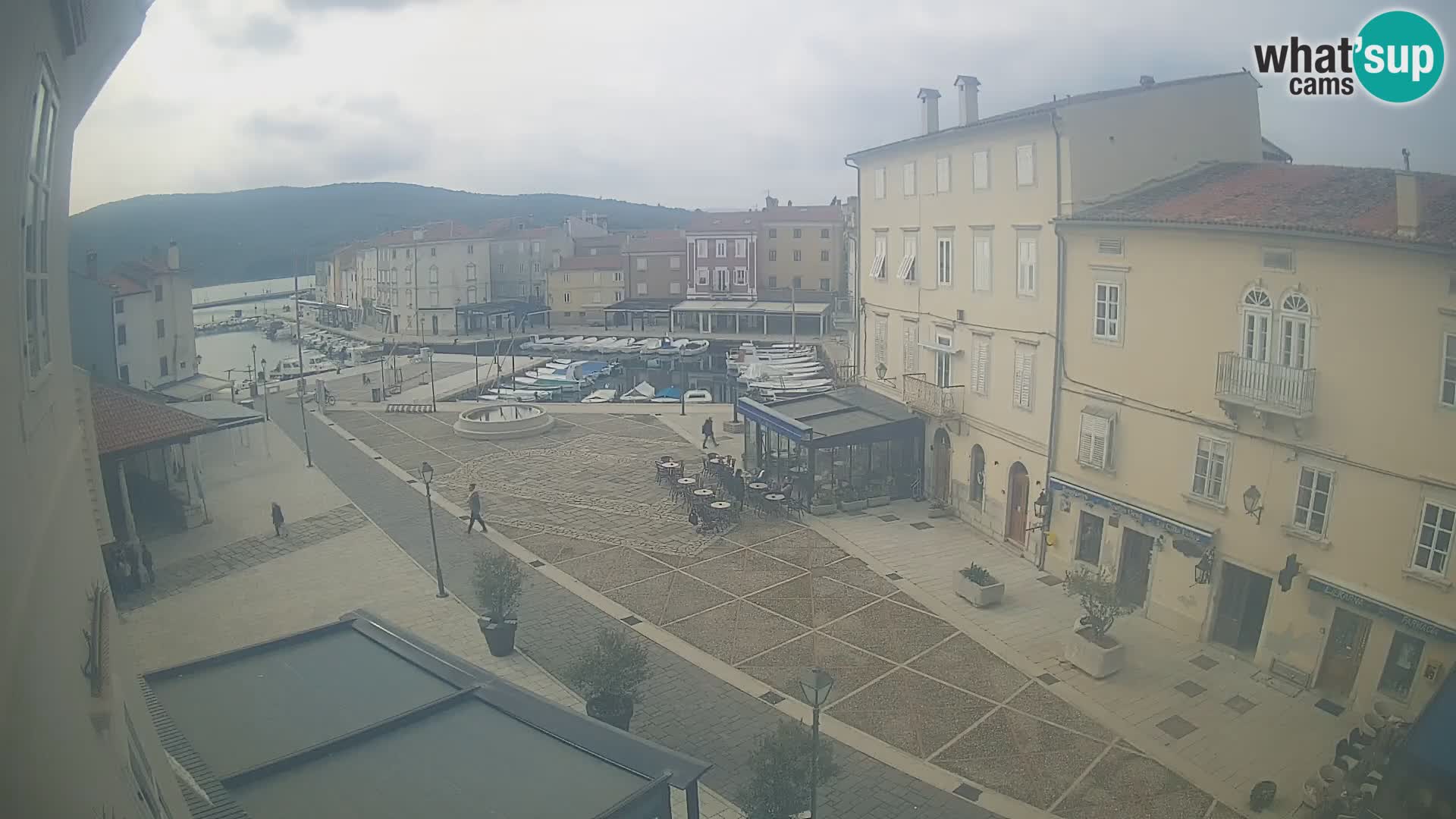 LIVE cam Cres city – place principale et “mandrač” – île de Cres – Croatie