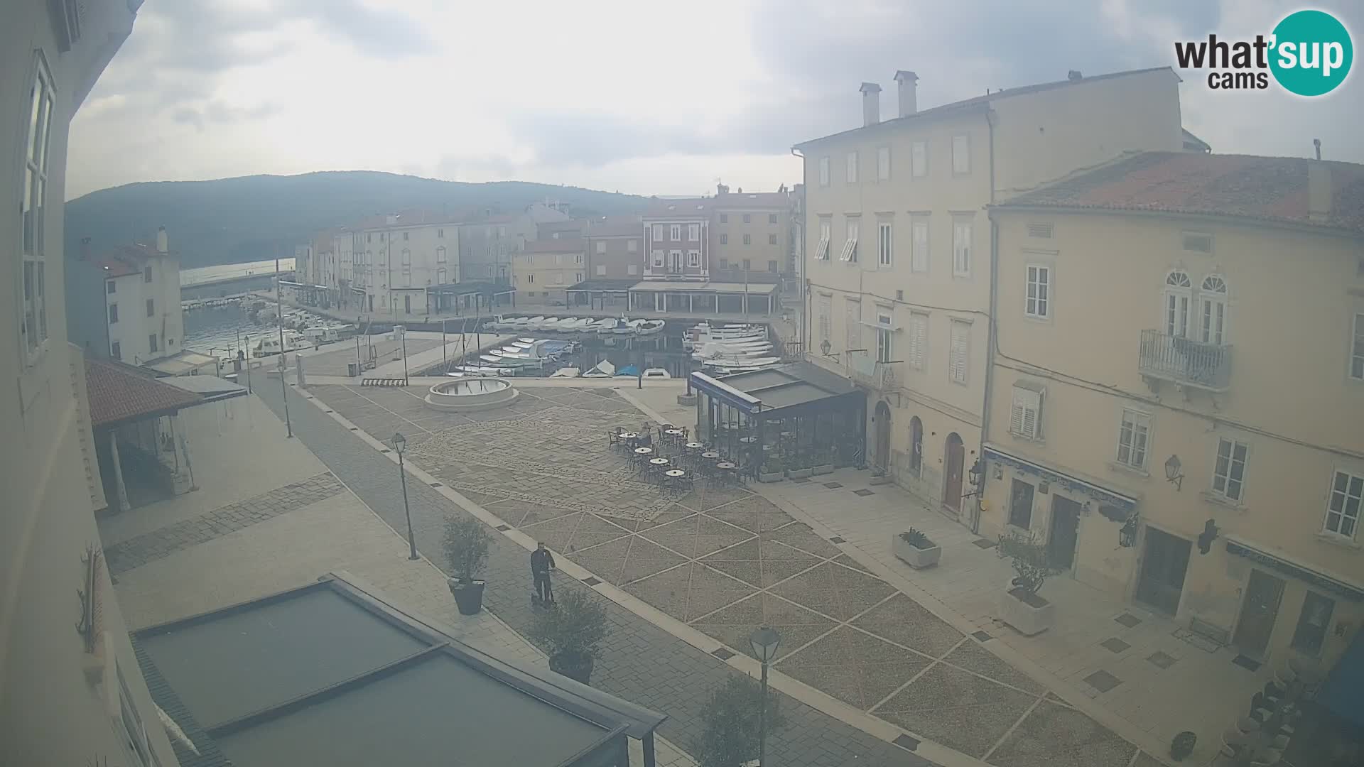 Web kamera Grad Cres – glavni trg i “mandrač” – otok Cres