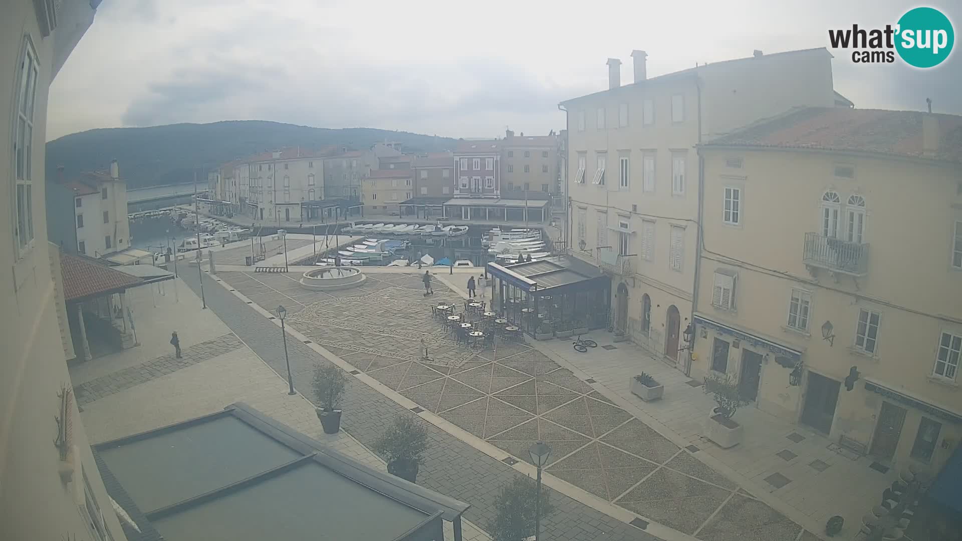 Web kamera Grad Cres – glavni trg i “mandrač” – otok Cres