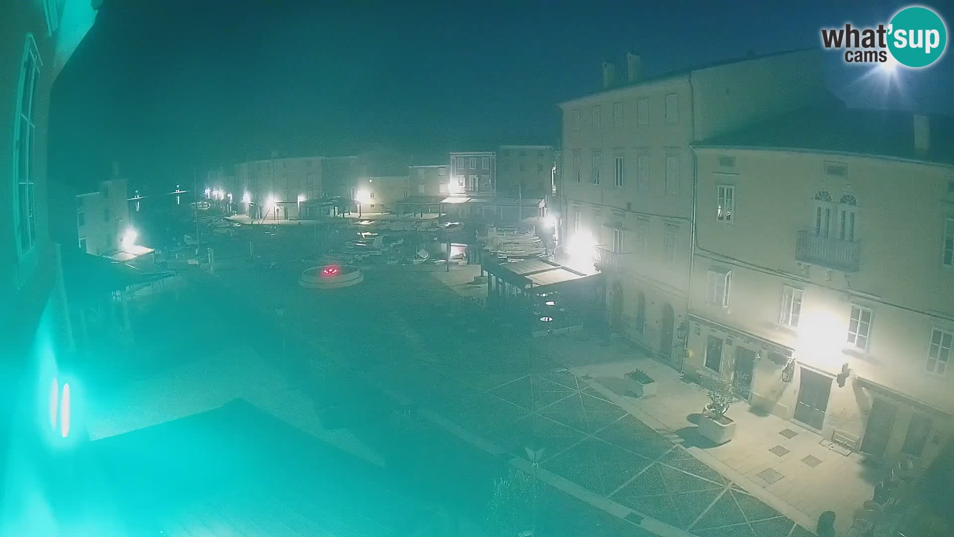 V ŽIVO spletna kamera Cres mesto – glavni trg in “mandrač” – otok Cres – Hrvaška