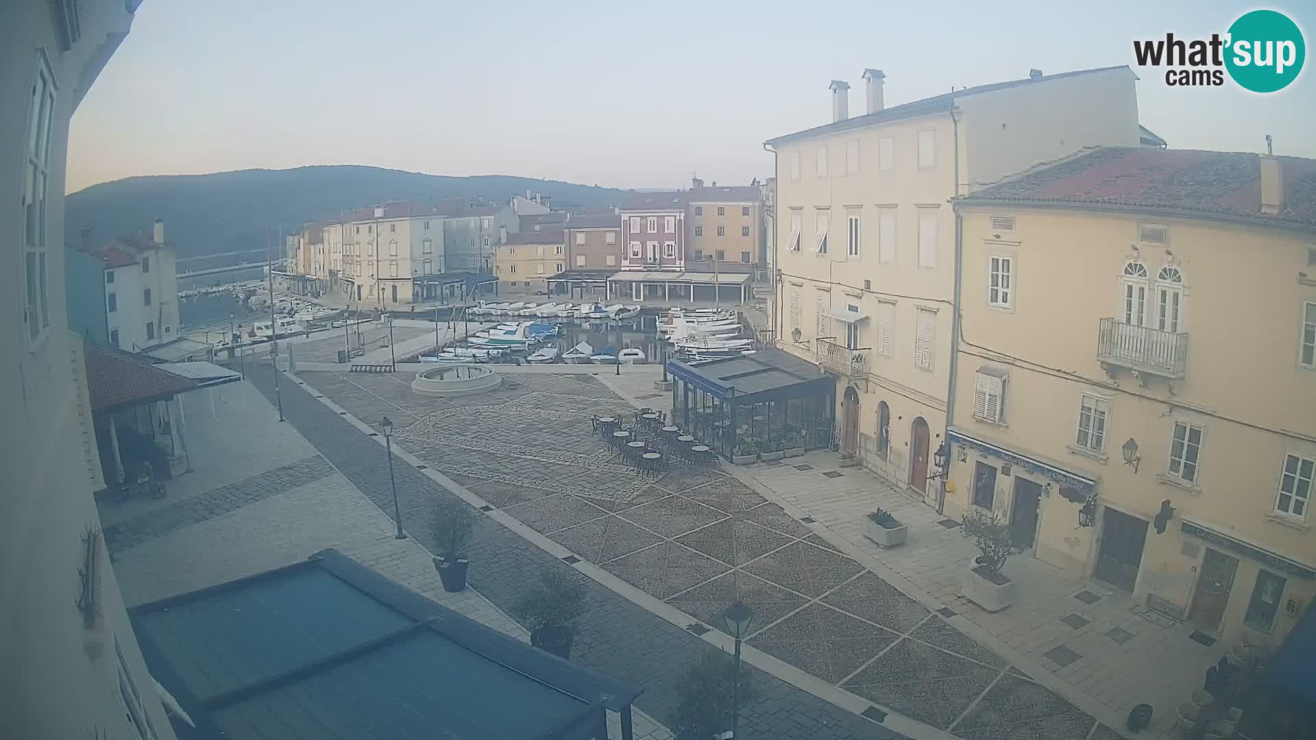 LIVE cam Cres city – place principale et “mandrač” – île de Cres – Croatie