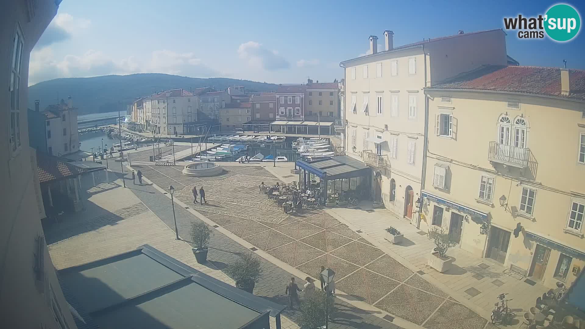 V ŽIVO spletna kamera Cres mesto – glavni trg in “mandrač” – otok Cres – Hrvaška