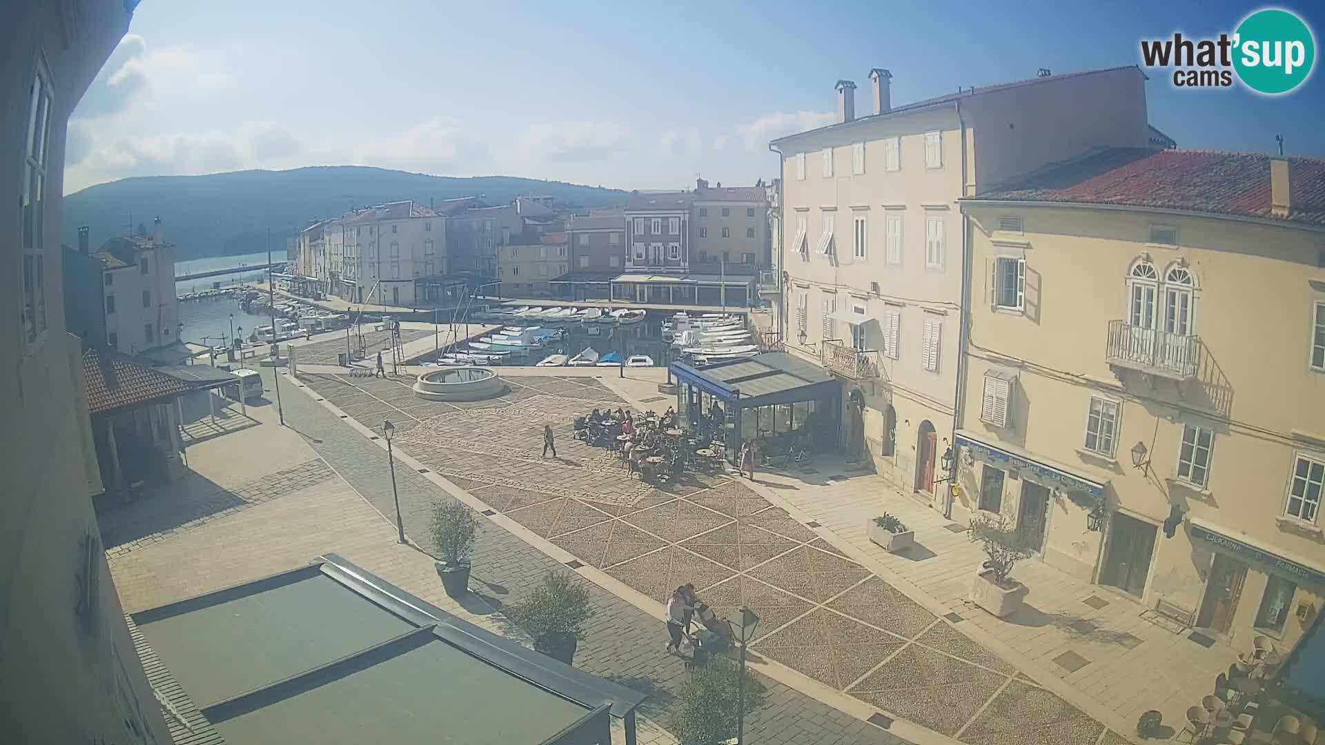 V ŽIVO spletna kamera Cres mesto – glavni trg in “mandrač” – otok Cres – Hrvaška