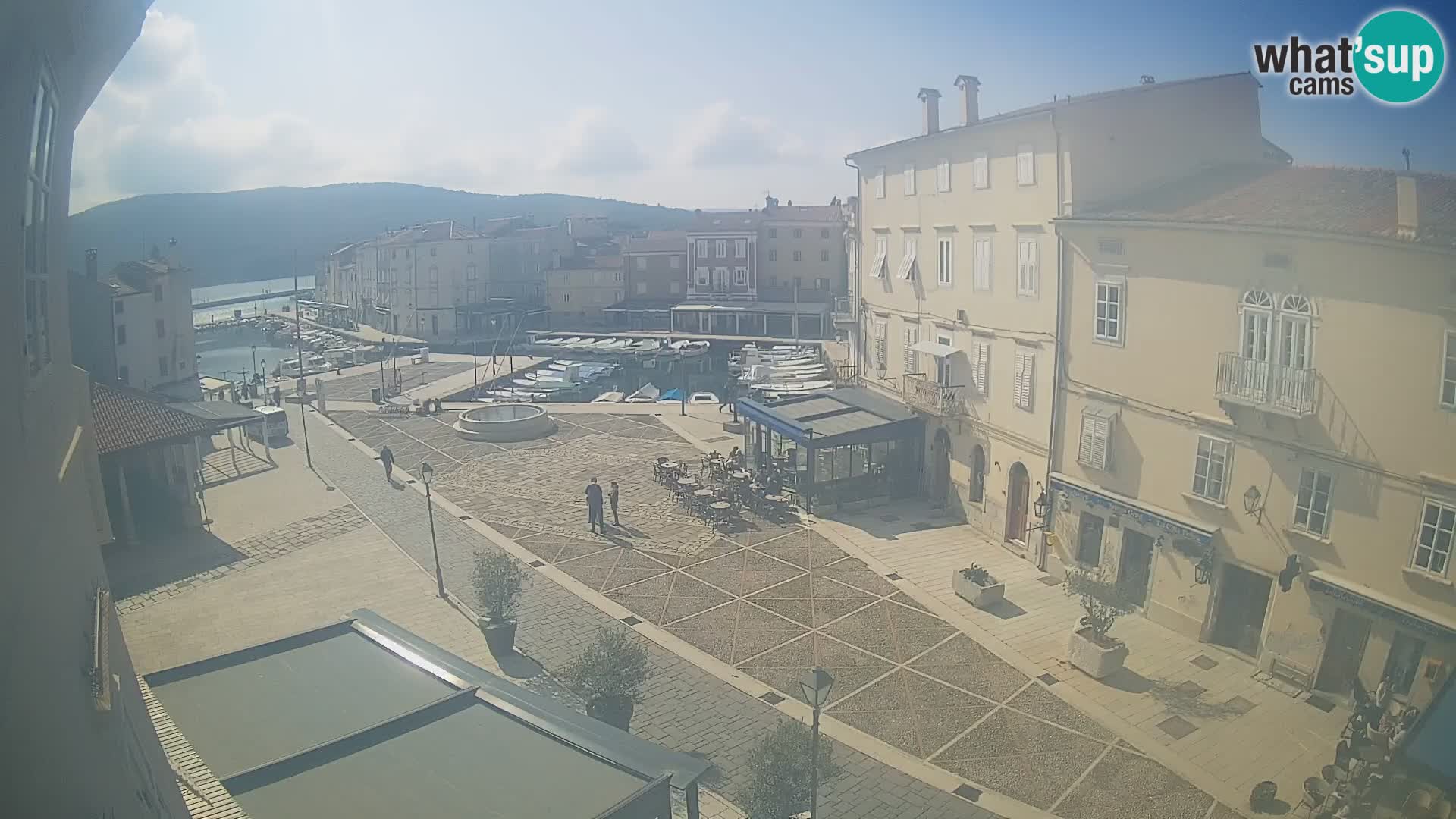 Cámara en vivo ciudad de Cres – plaza principal y “mandrač” – isla de Cres – Croacia