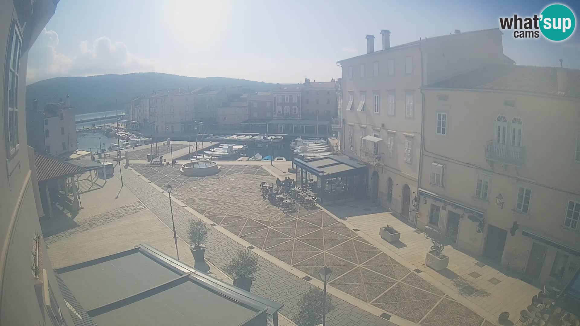 Cámara en vivo ciudad de Cres – plaza principal y “mandrač” – isla de Cres – Croacia