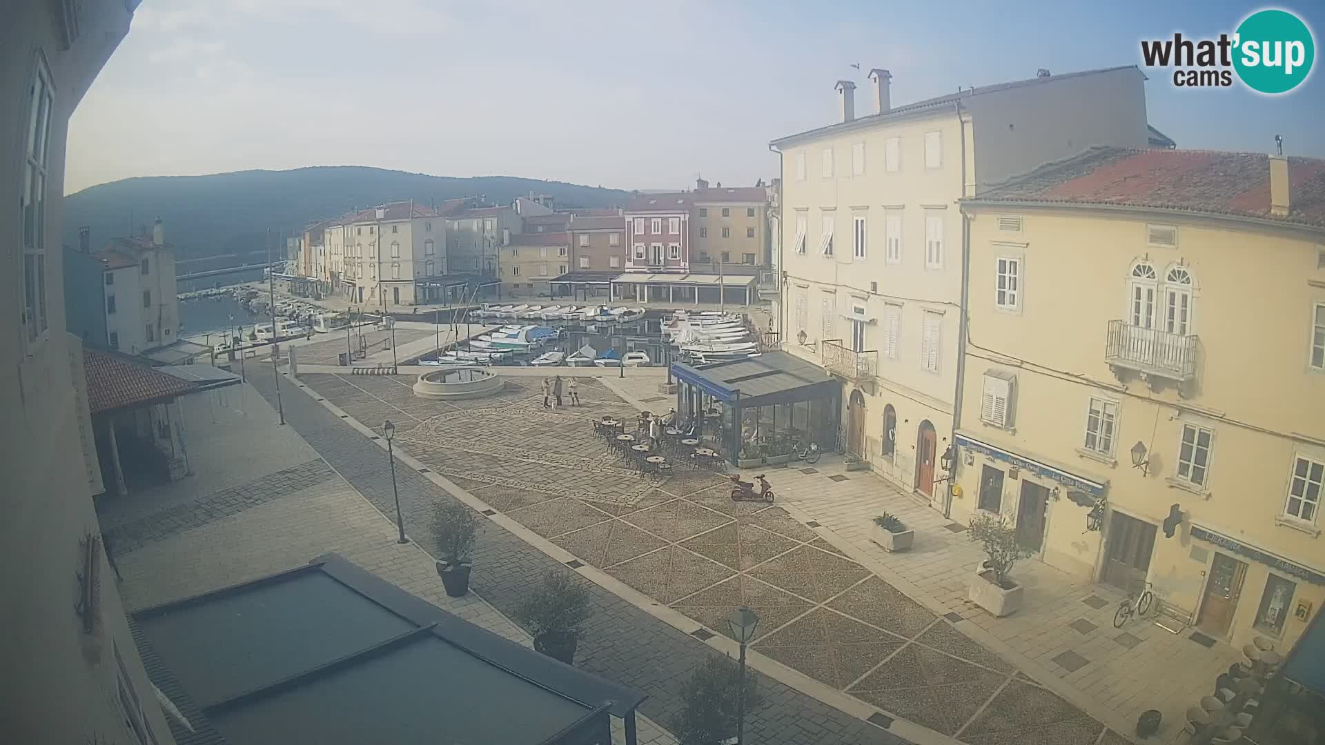 V ŽIVO spletna kamera Cres mesto – glavni trg in “mandrač” – otok Cres – Hrvaška