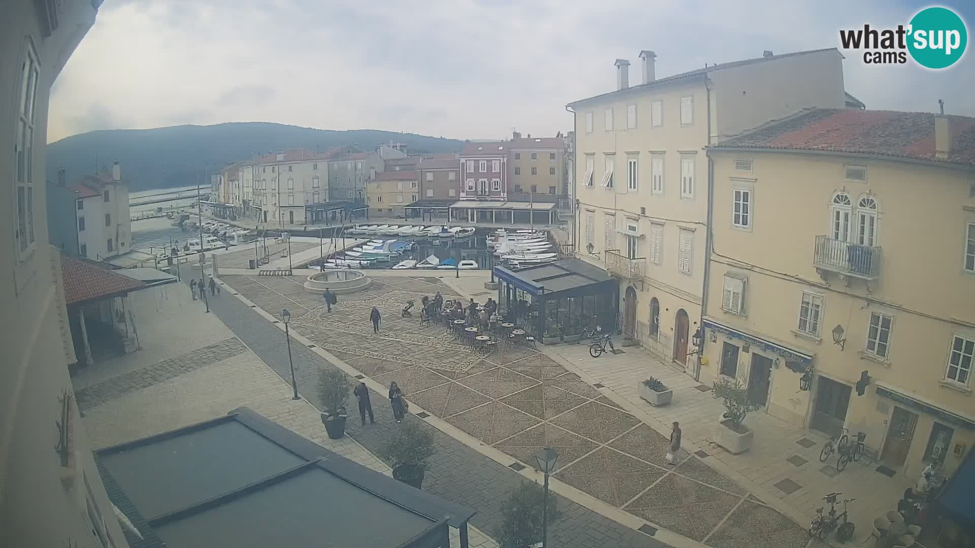 V ŽIVO spletna kamera Cres mesto – glavni trg in “mandrač” – otok Cres – Hrvaška