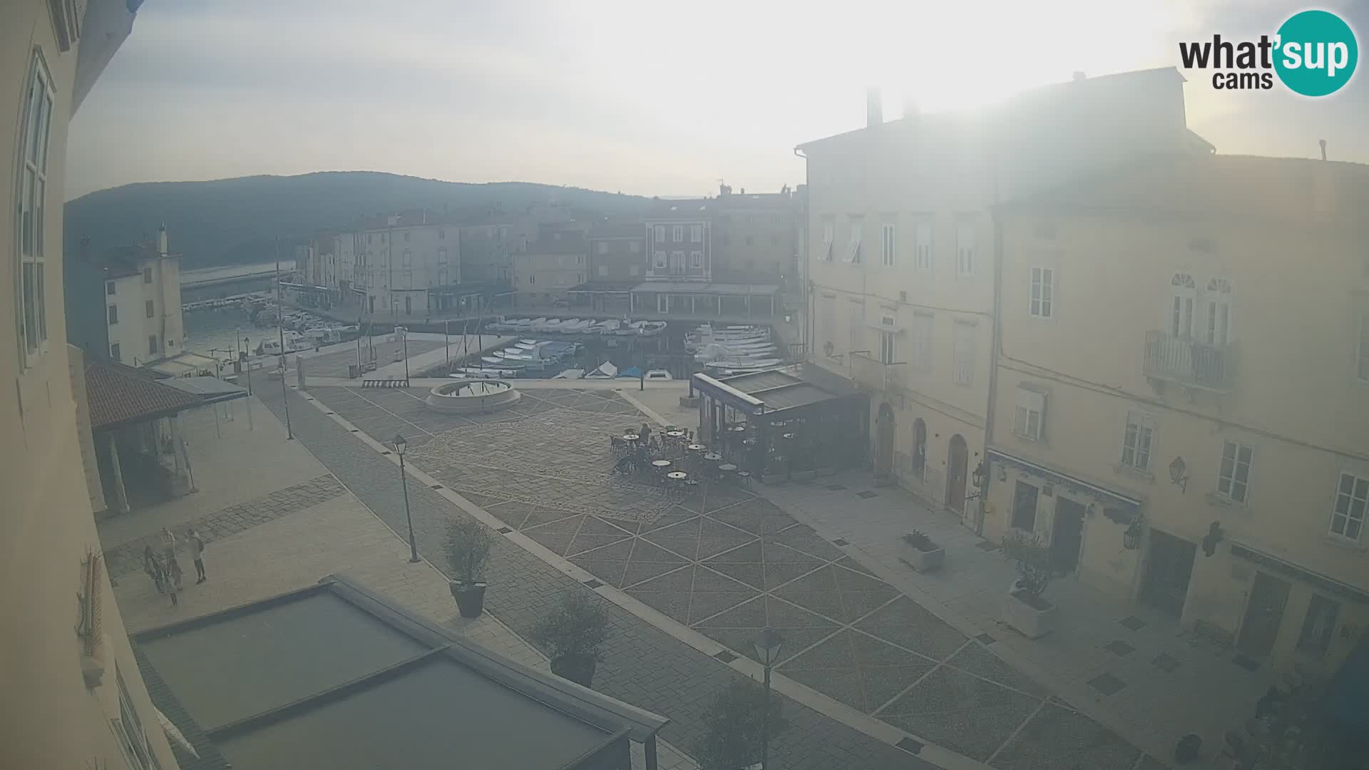 Web kamera Grad Cres – glavni trg i “mandrač” – otok Cres