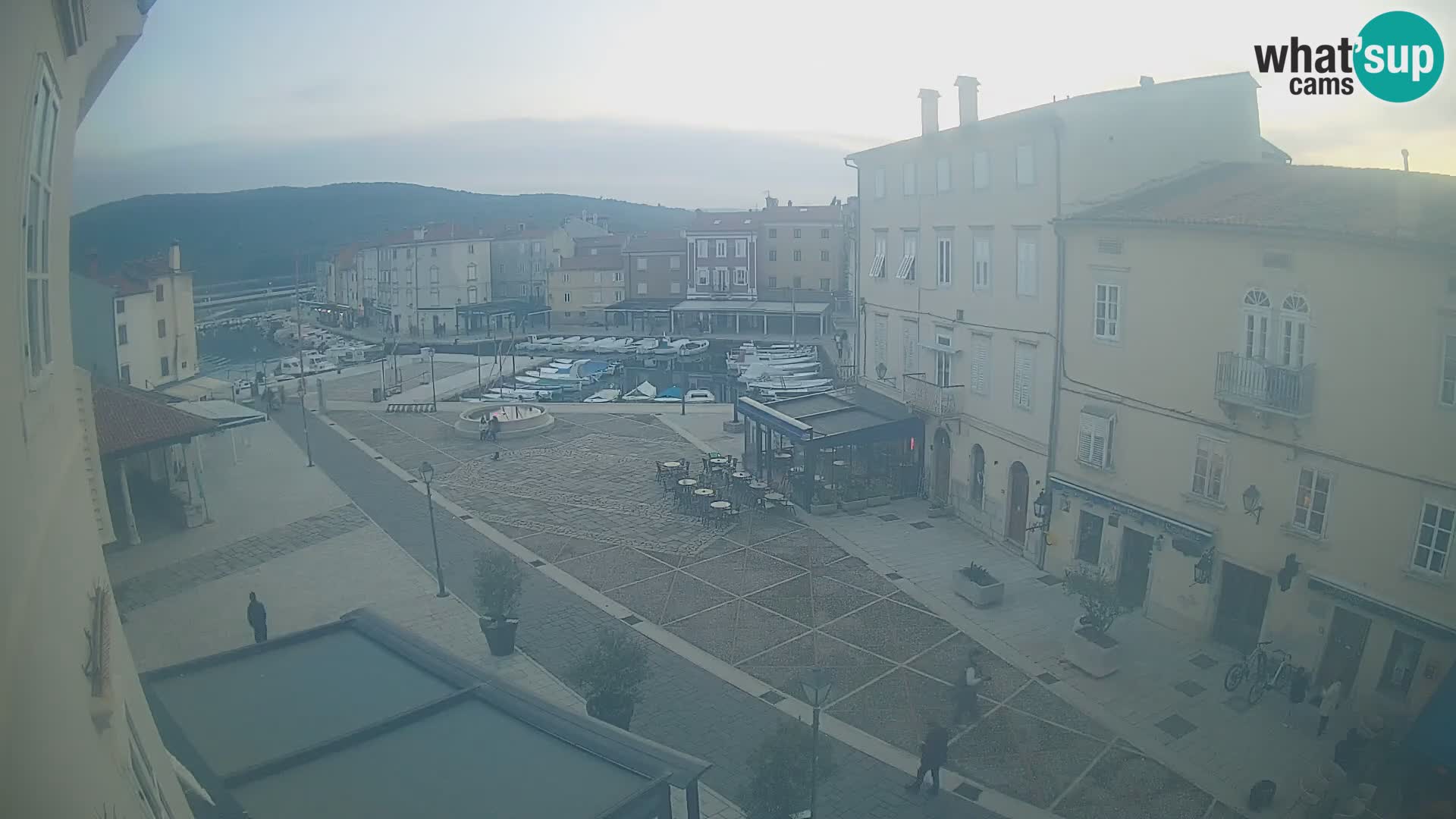 Web kamera Grad Cres – glavni trg i “mandrač” – otok Cres